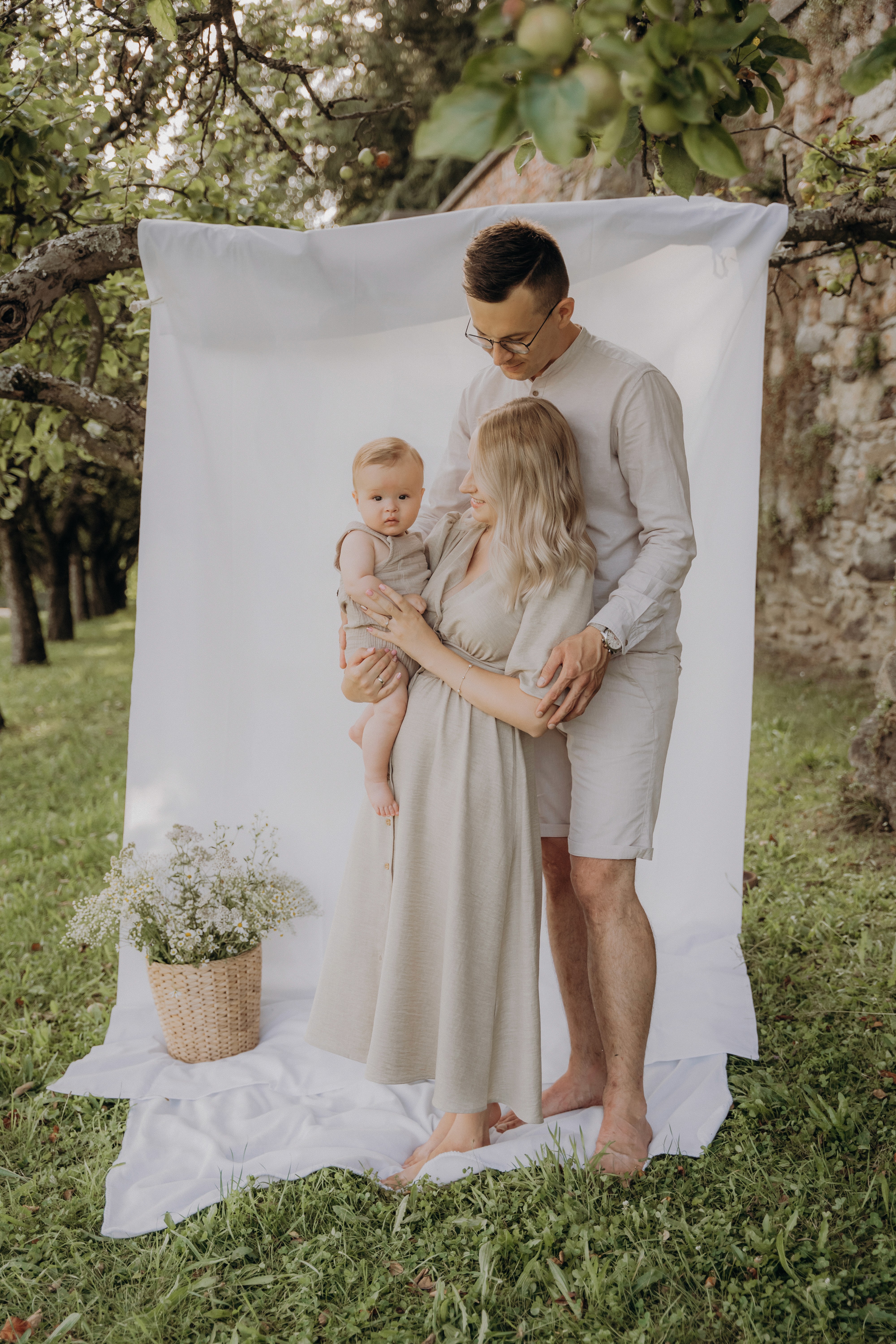 Natürliche Familienfotografie in Bogen, Bayern – Eltern mit Baby bei einem Outdoor Fotoshooting im Grünen.