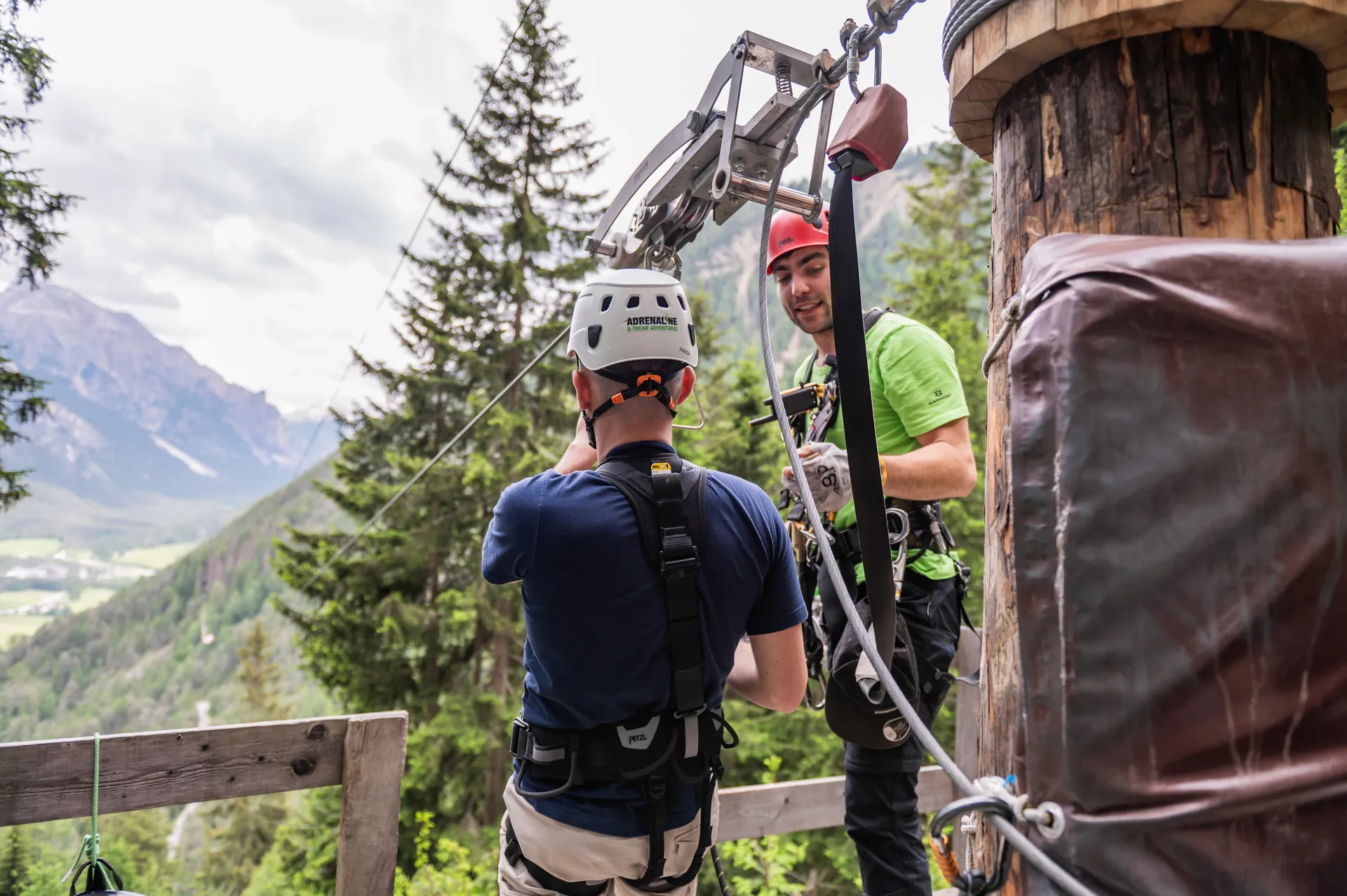 Guida che aiuta un partecipante sulla piattaforma di partenza