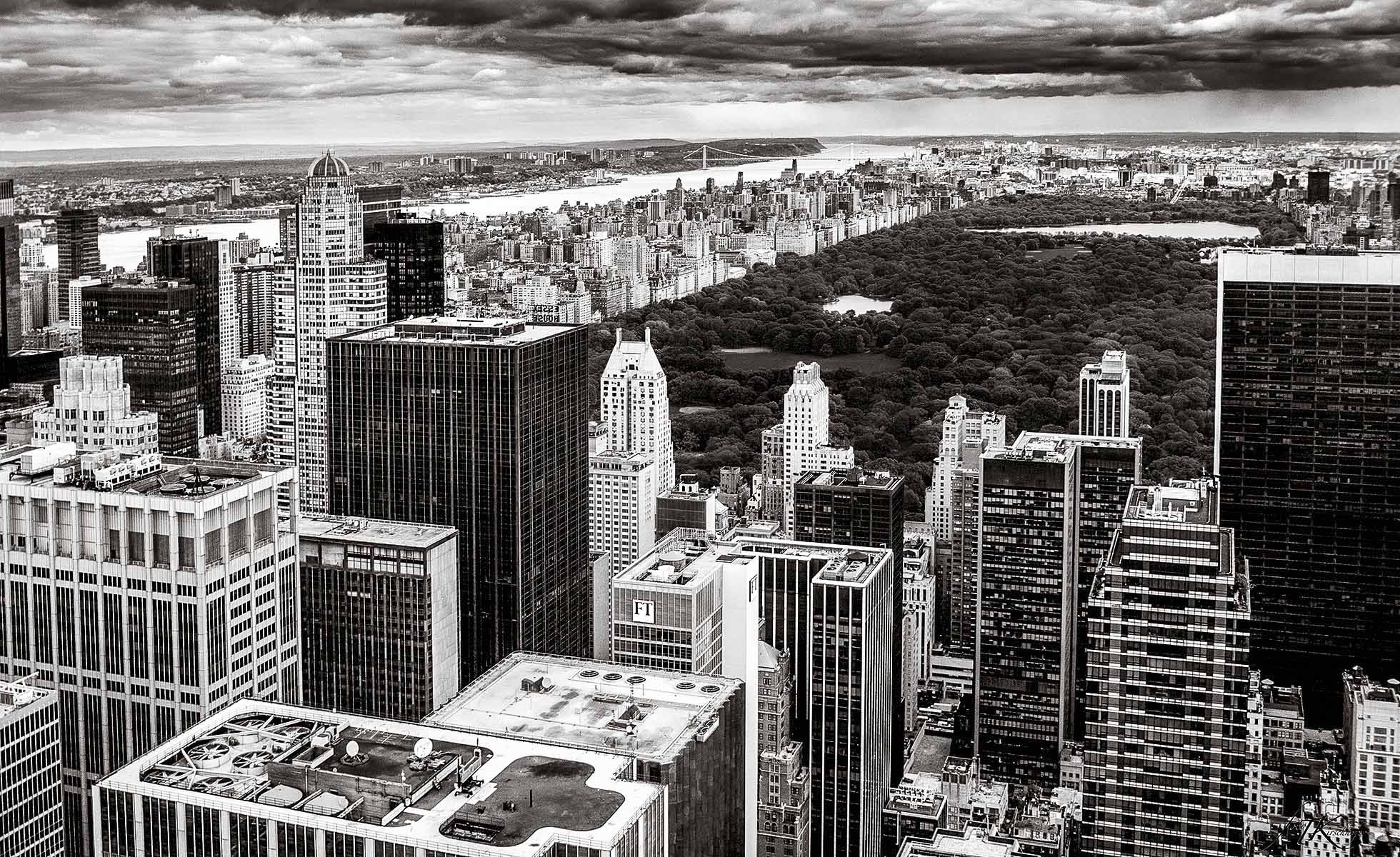 Authentische Straßenszene in New York, dokumentarische Schwarz-Weiß-Fotografie von Patrick Kirschhofer.