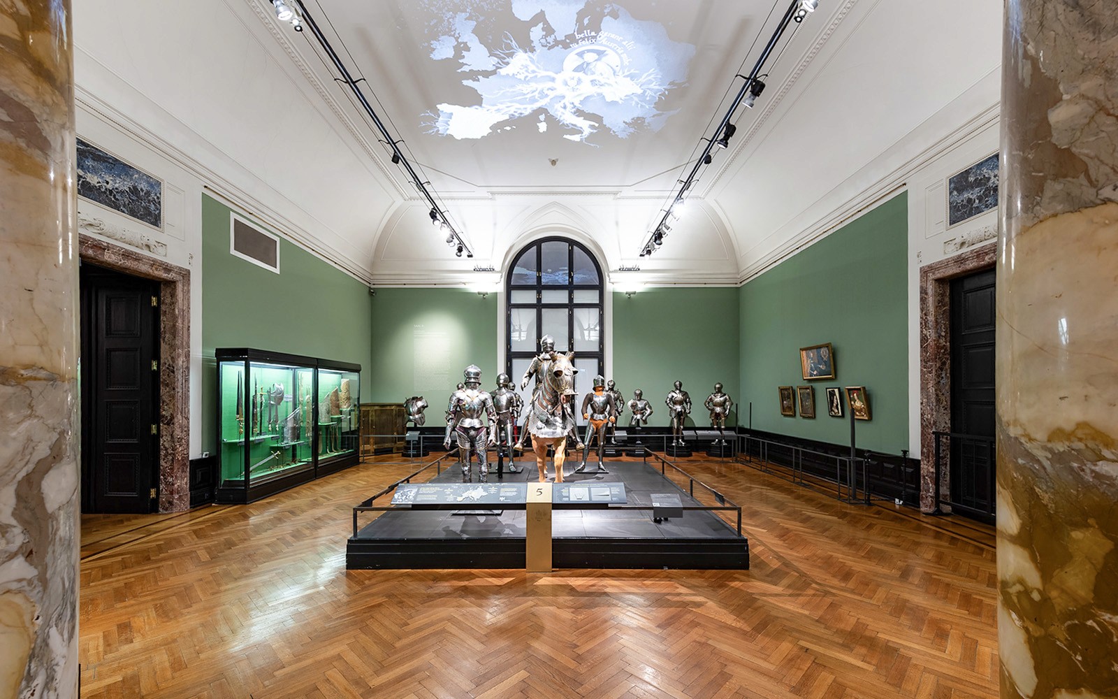 維也納新霍夫堡皇宮的室內景觀及館藏。直向圖片。