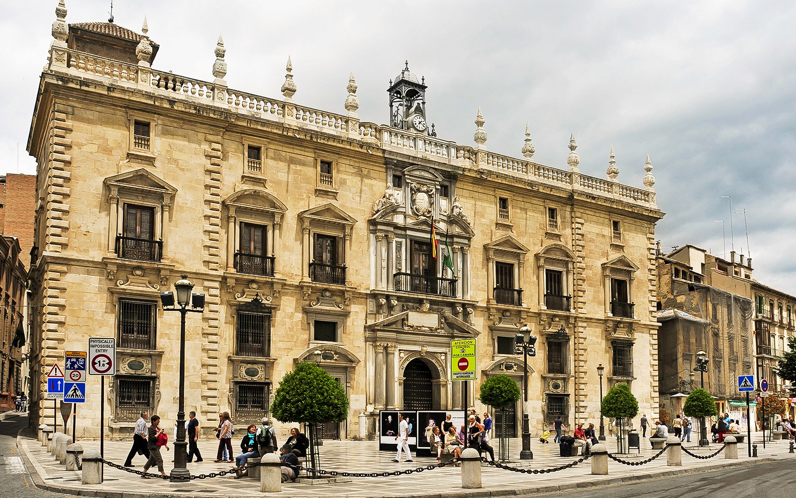 Historisk bygningsfasade i Granada, Spania, en del av guide-turen til Albaicin & Sacromonte.