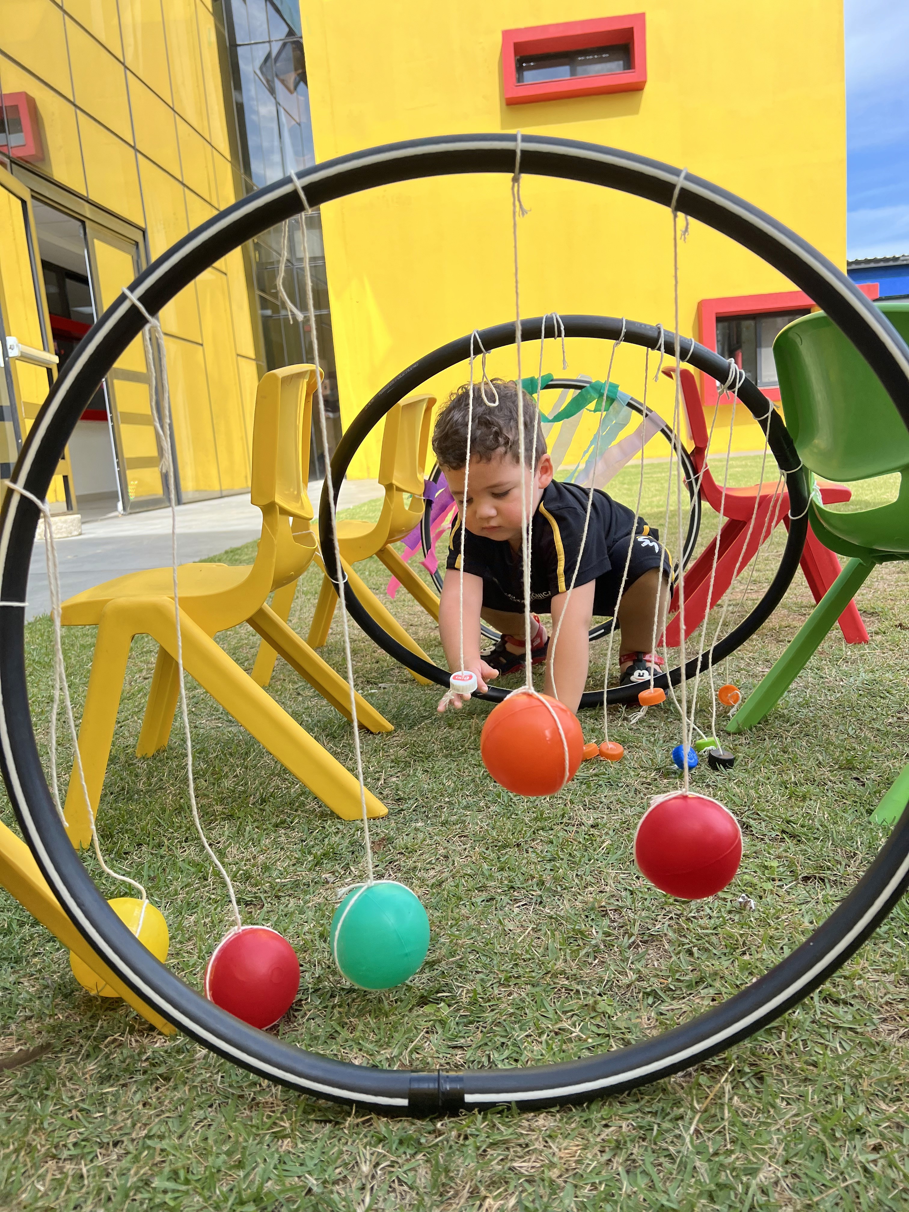 Alunos do Jardim II da Escola Santa Mônica participam de atividade do projeto Astroalfa explorando a letra A.