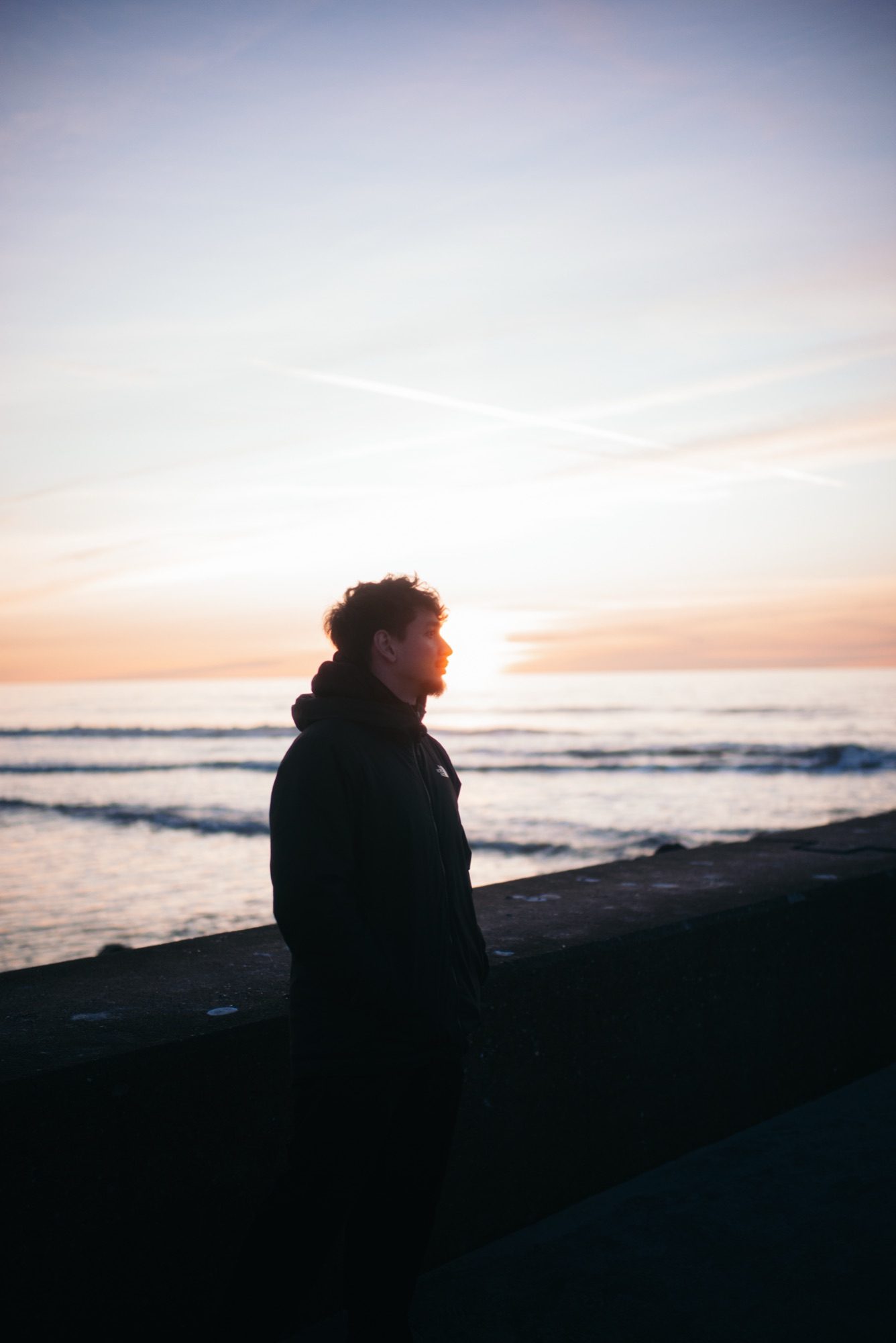 Silhouette am Meer im Abendlicht