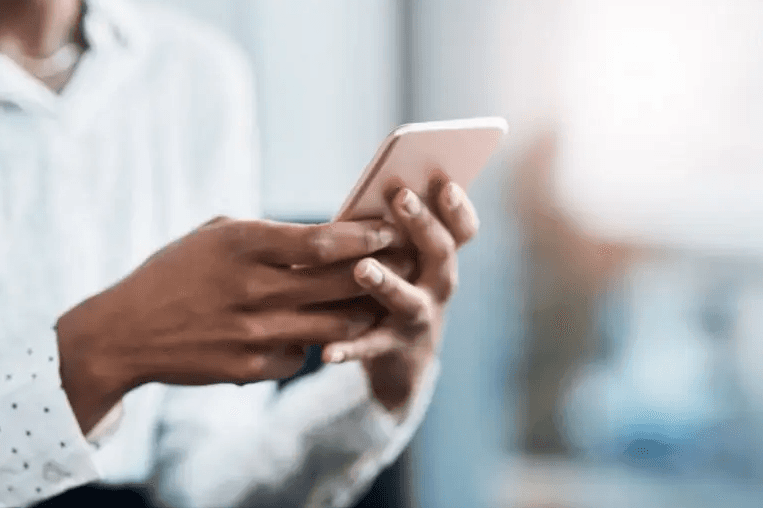 Pessoa mexendo em um celular