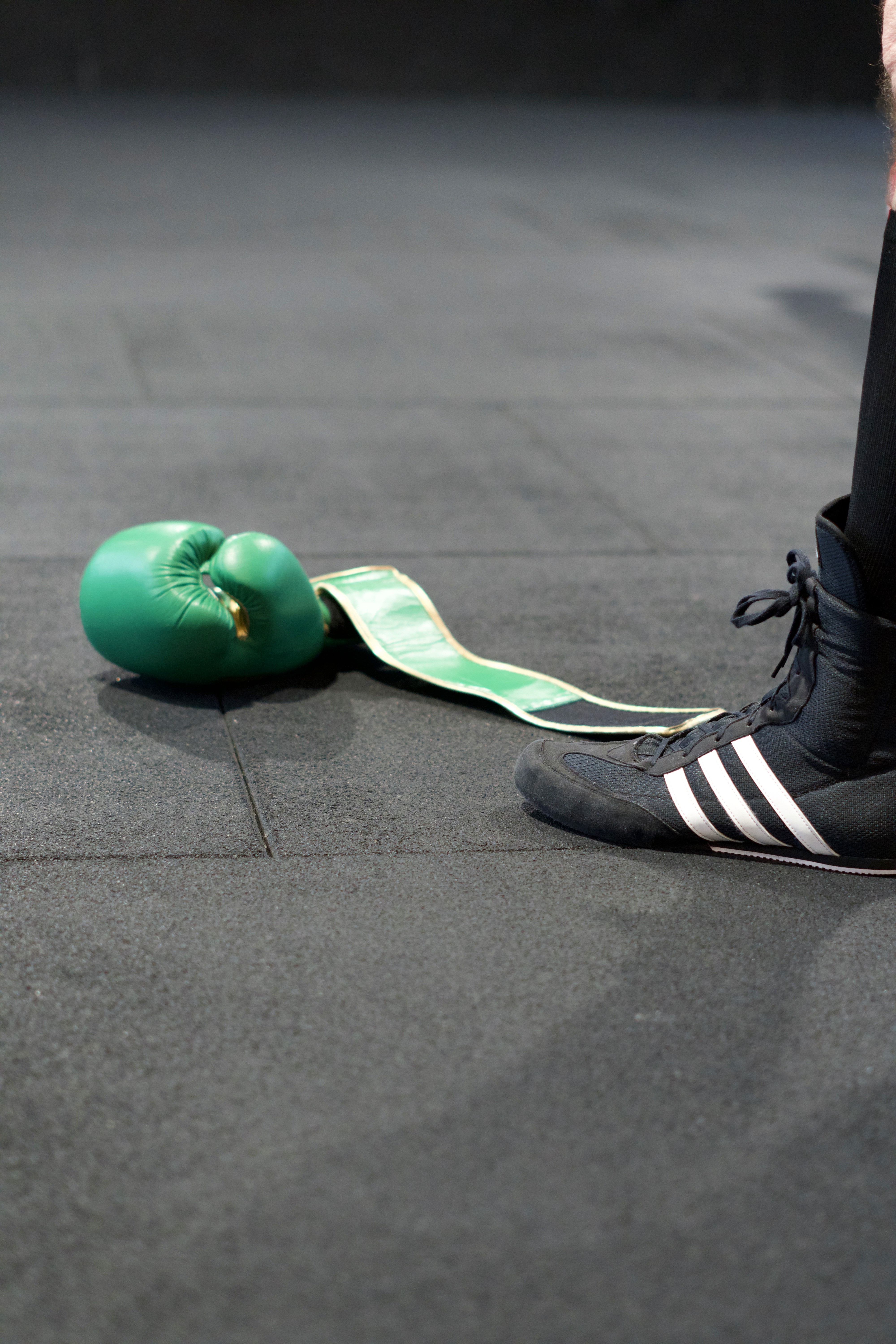 Boxhandschuhe auf dem Boden im Fuchs Kampfsport Zirkeltraining Kurs zwischen zwei Trainingsstationen.
