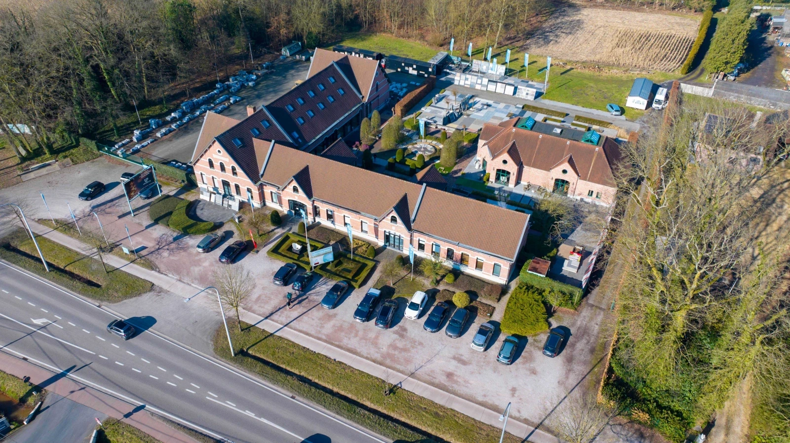 Luchtfoto van de toonzaal van Groep van Pelt - Paesen in Zoersel
