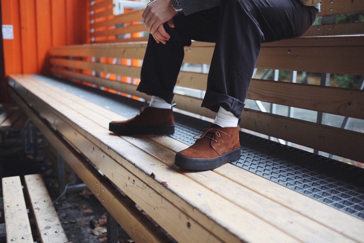 Une personne portant des chaussures montantes The Original Playboy en daim marron