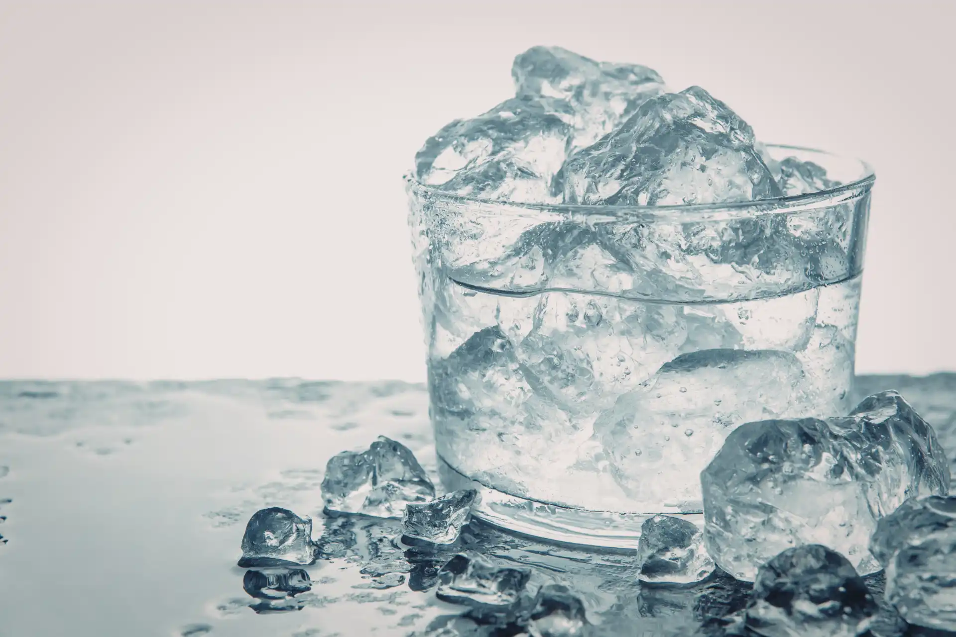 Schmelzende Eiswürfel in einem Glas