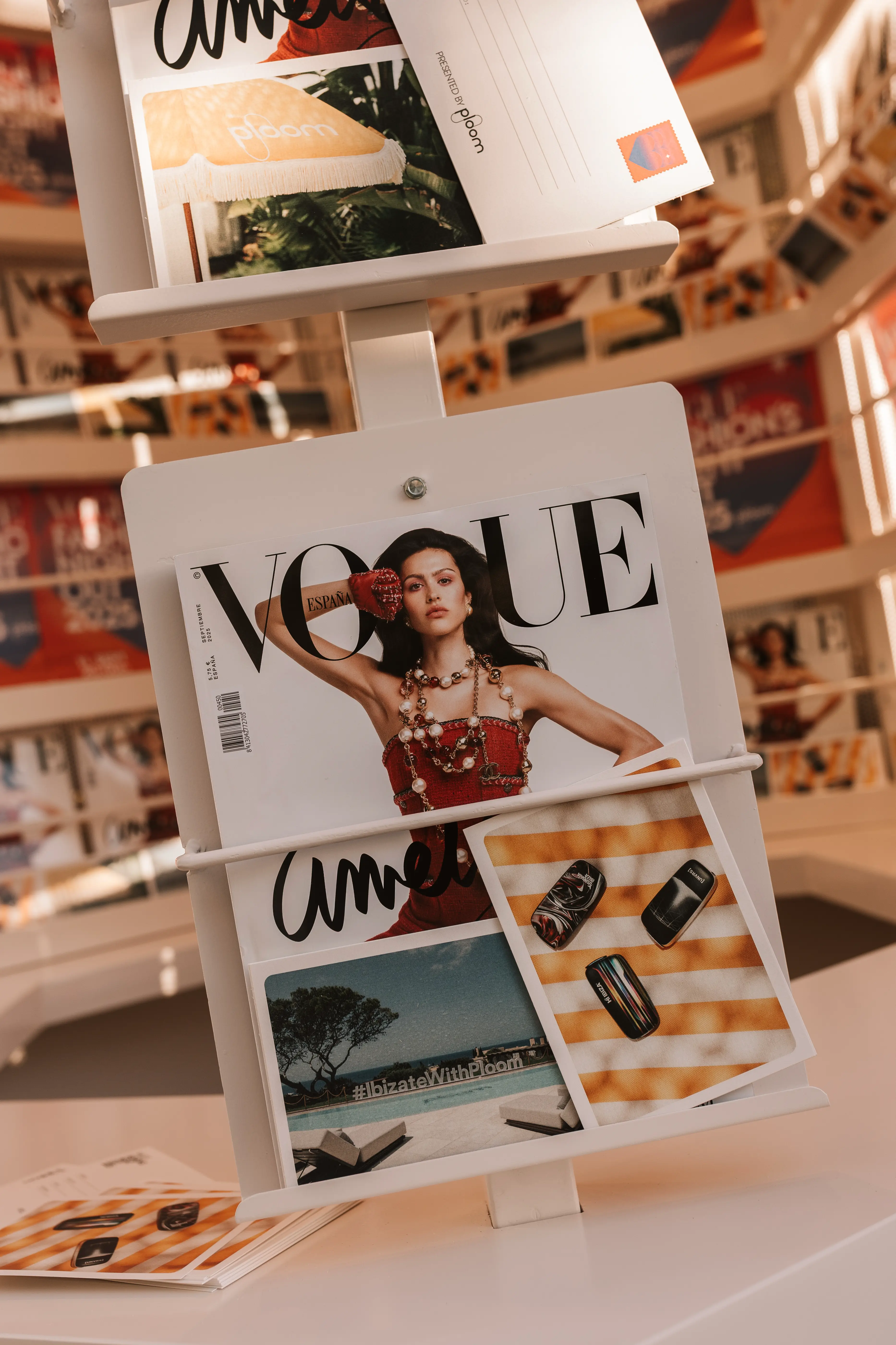 Expositor con revista vogue