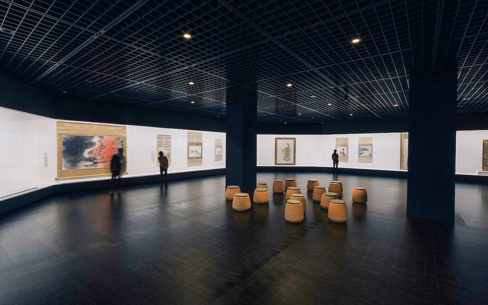 Visitatori che esplorano le mostre al Museo Nazionale di Arte Moderna di Tokyo con biglietti della metropolitana di Tokyo.