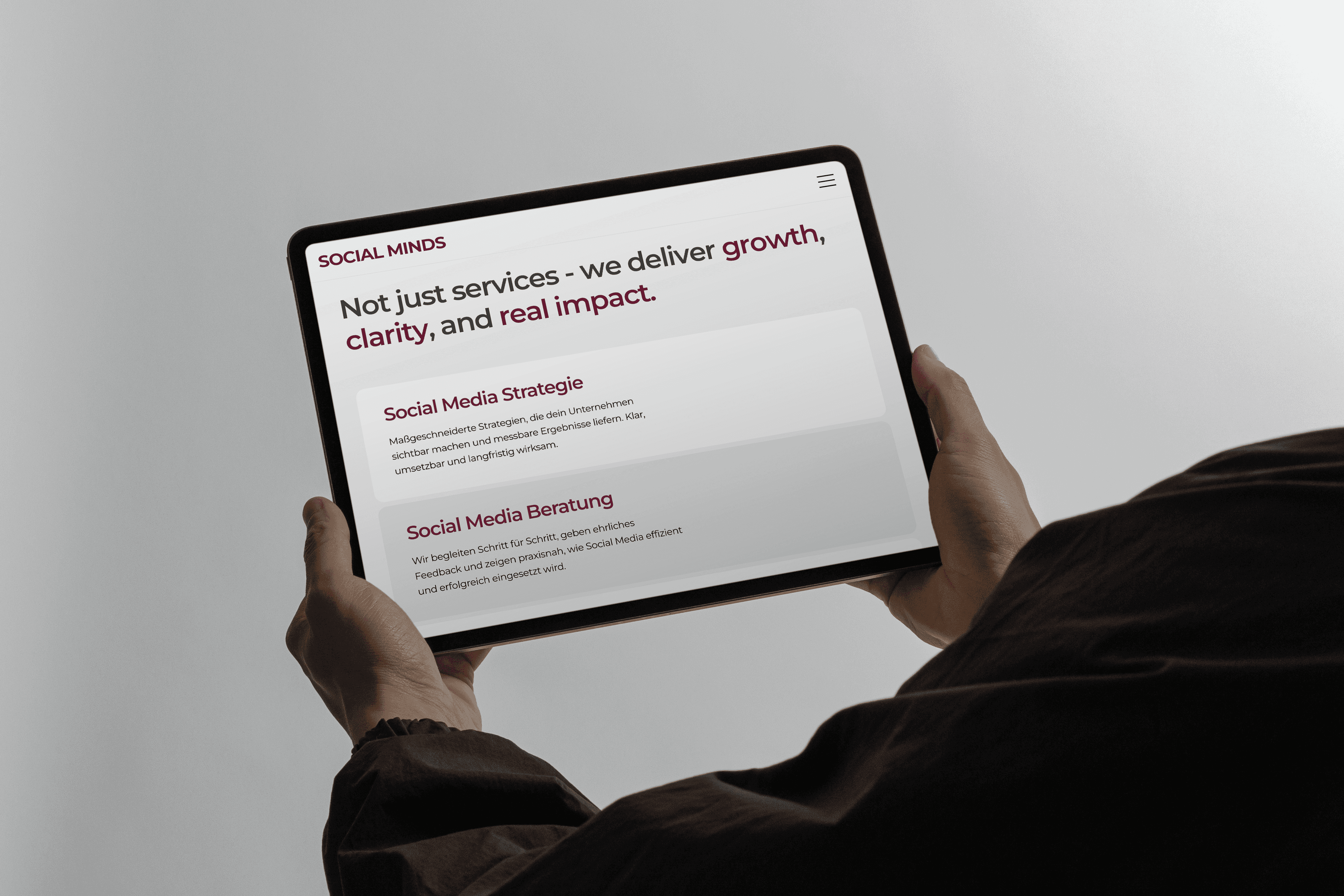 Hände halten iPad mit offener Website