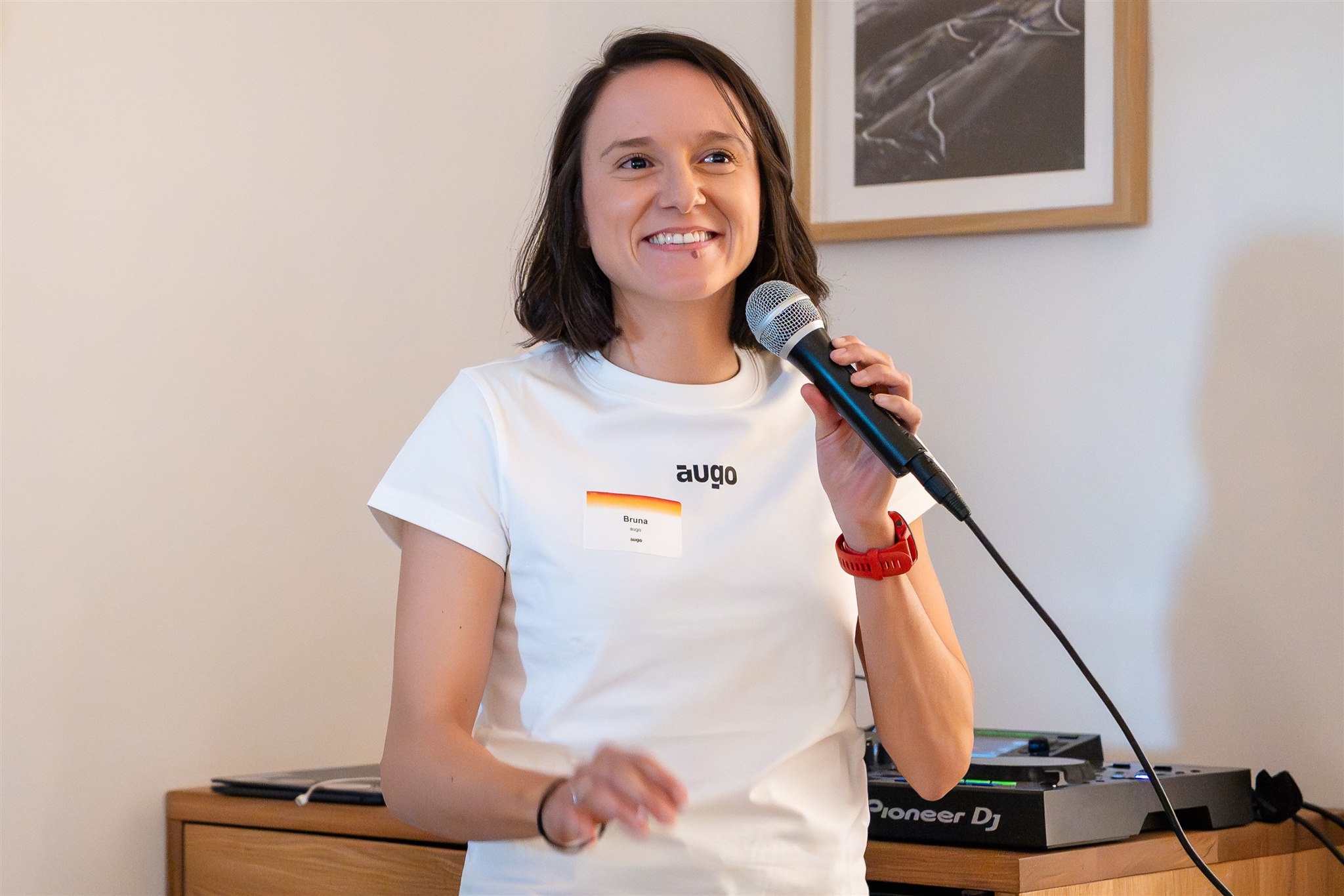 Event photography Zurich speaker presenting at augo product launch by Mizuri