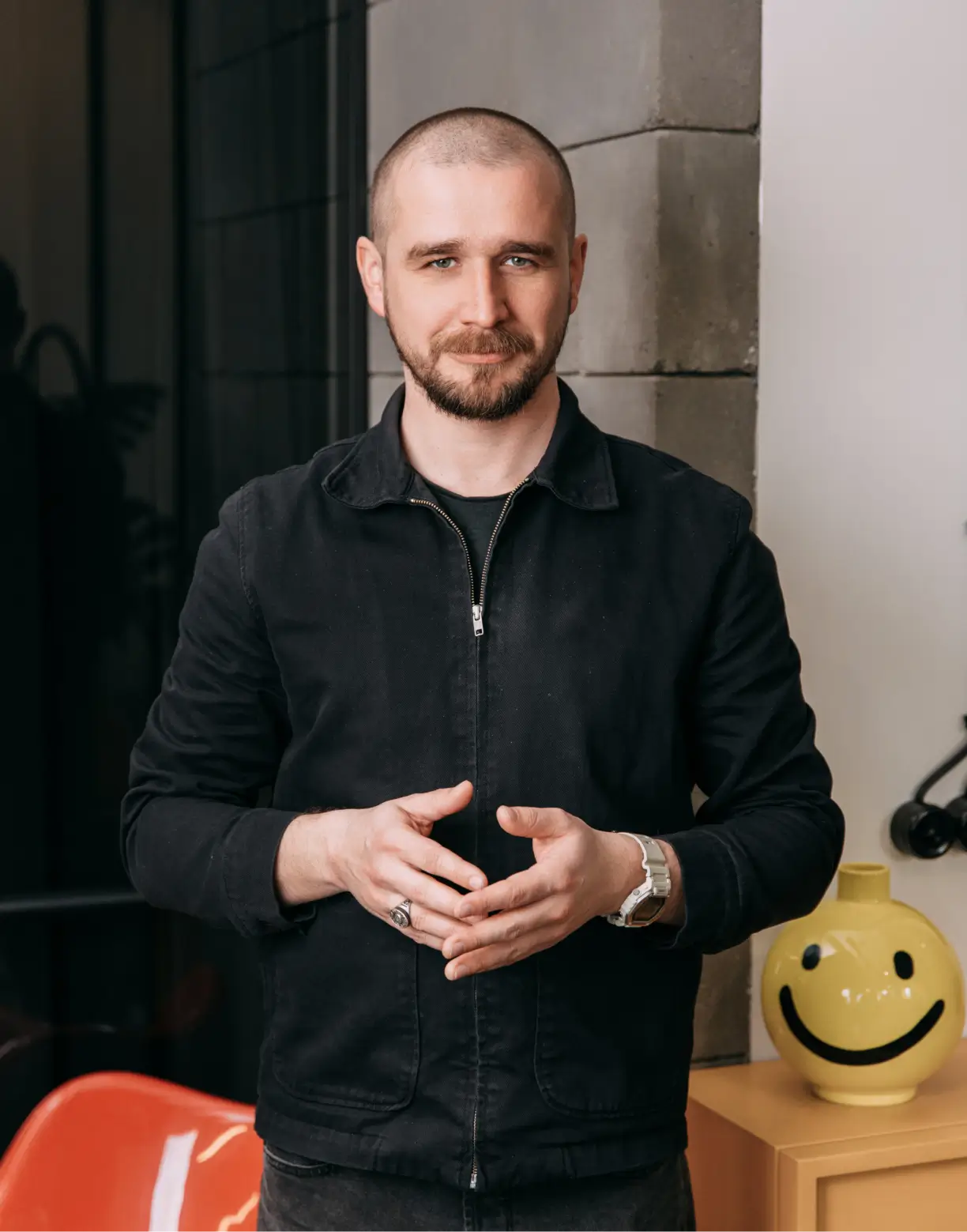 Portret mężczyzny w czarnej kurtce w biurze