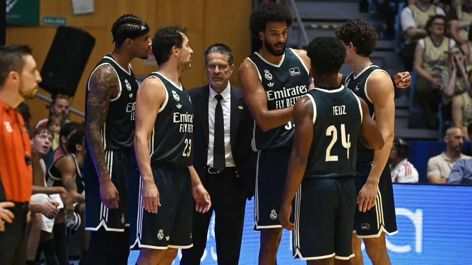 Pedro Martínez entouré des joueurs du Real Madrid lors d'un temps mort à Obradoiro