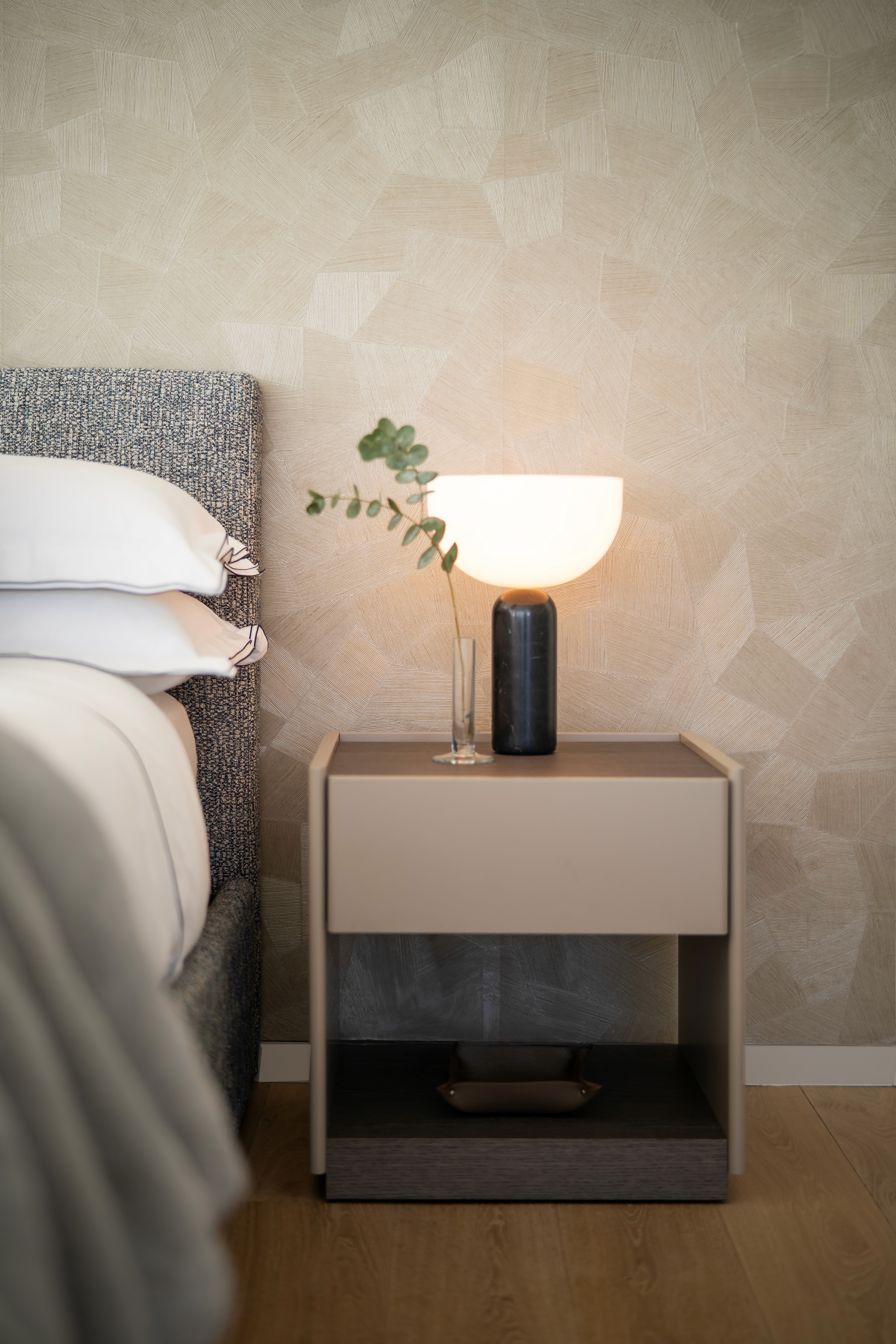 Mesita de noche con lámpara moderna de formas redondeadas