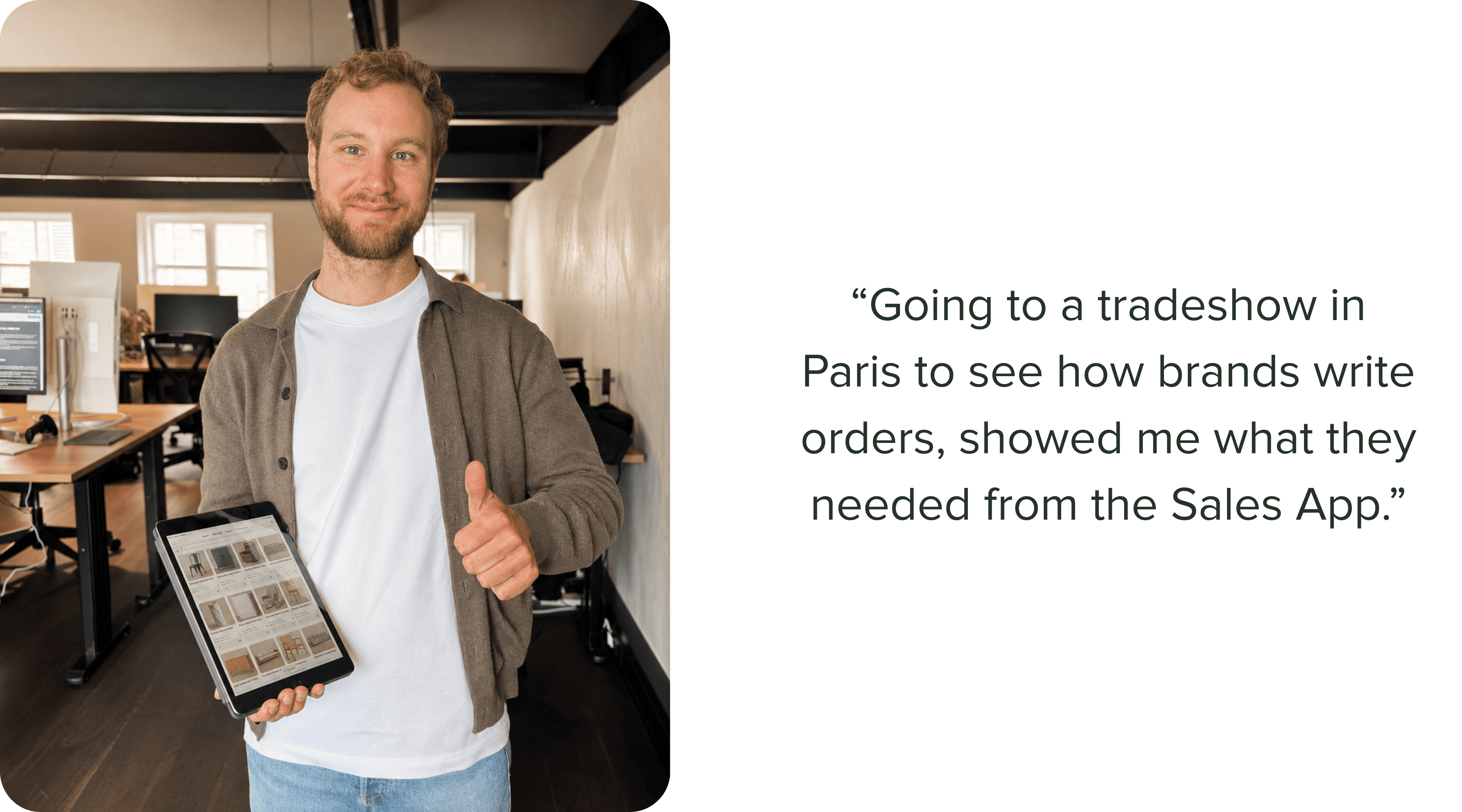 Jochem, Project Lead van de Orderchamp Cloud Sales App, staat in het Orderchamp-kantoor en houdt een tablet vast waarop de Sales App te zien is