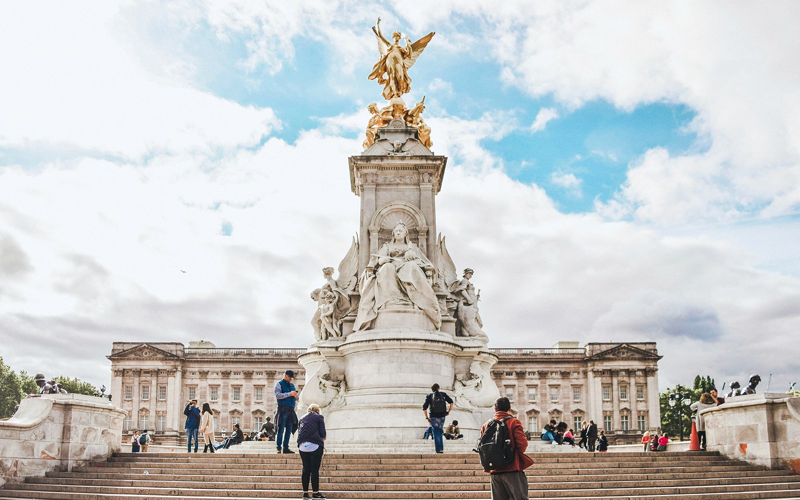 维多利亚纪念碑位于白金汉宫前，是威斯敏斯特3小时步行游的一部分。