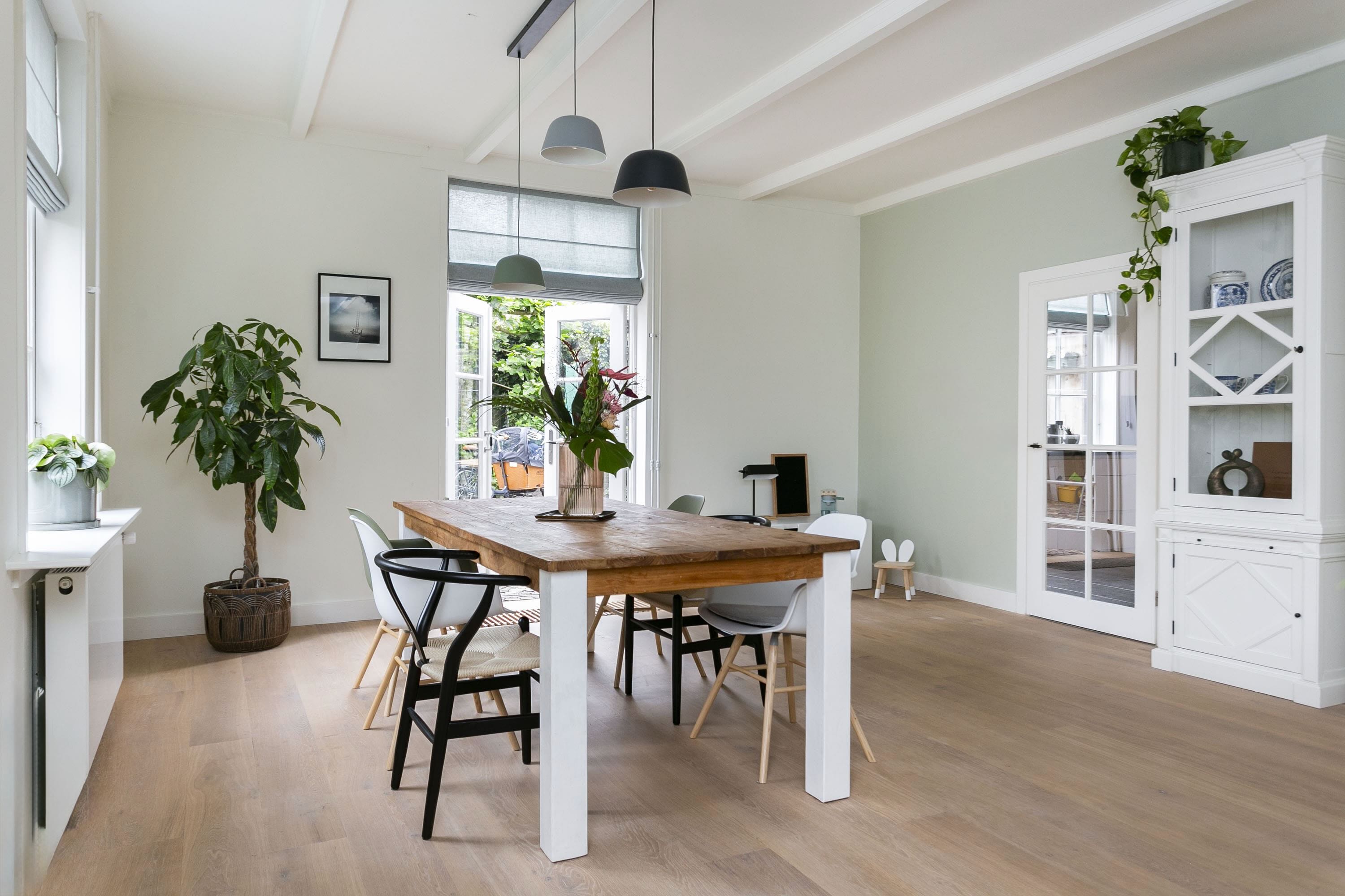 eettafel in karakteristieke woning huizen, hout, wit en groen