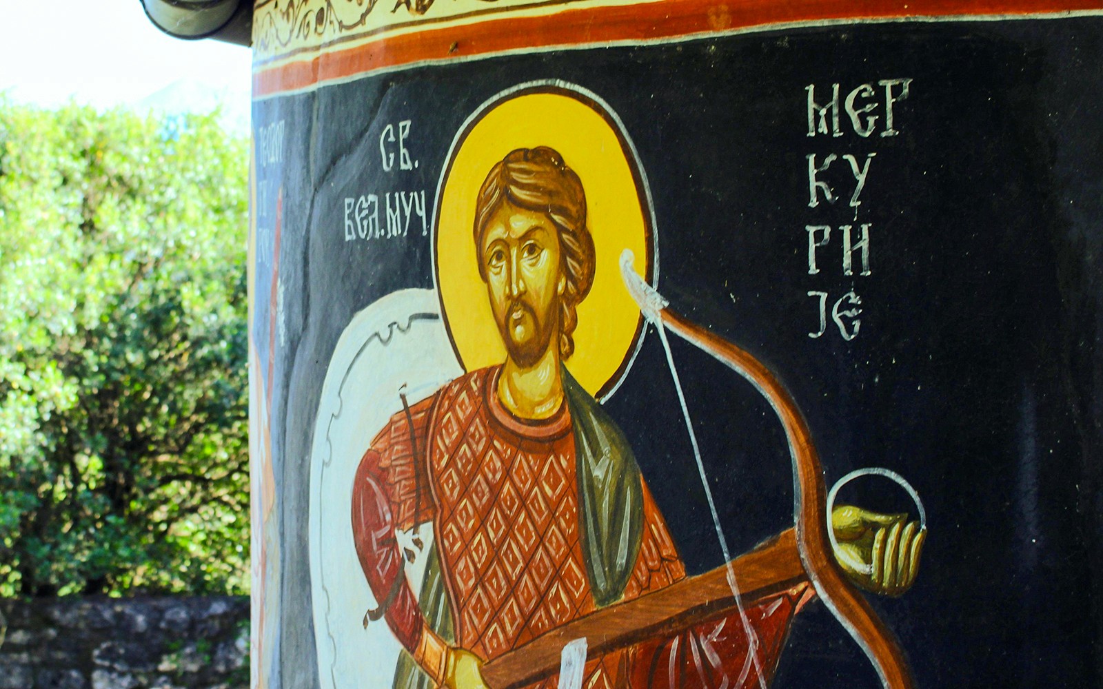 Фреска святого с луком в монастыре Ком на Скадарском озере.