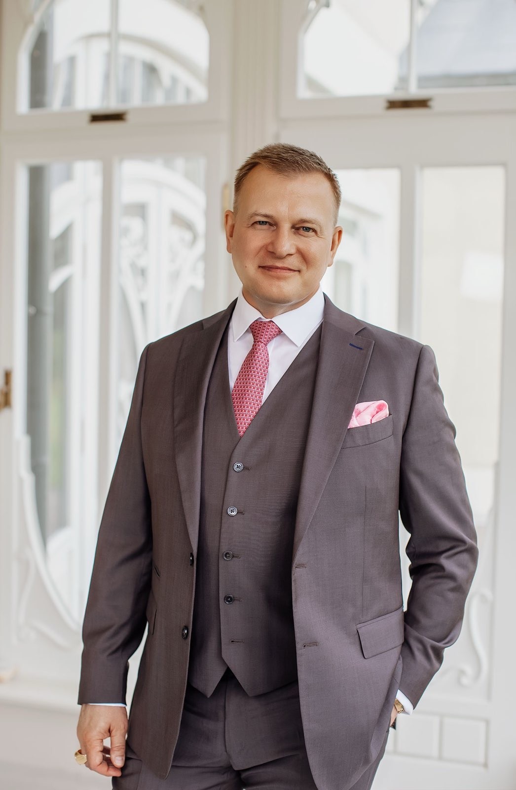 man wearing gray suit jacket