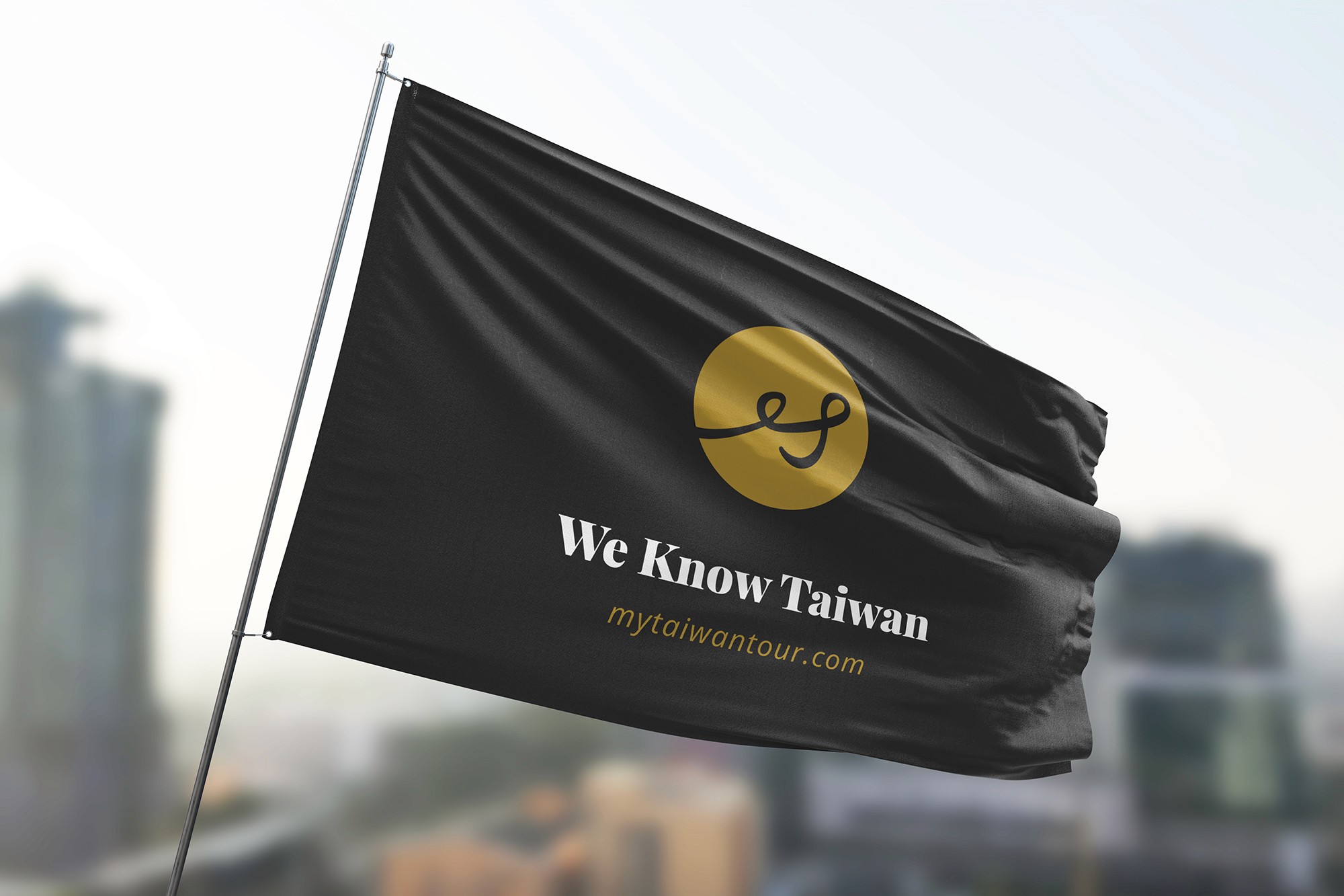 這張圖像展示了 MyTaiwanTour 的旗幟設計,旗幟為黑色背景,中央有金色圓形標誌和 "We Know Taiwan" 字樣和網址。