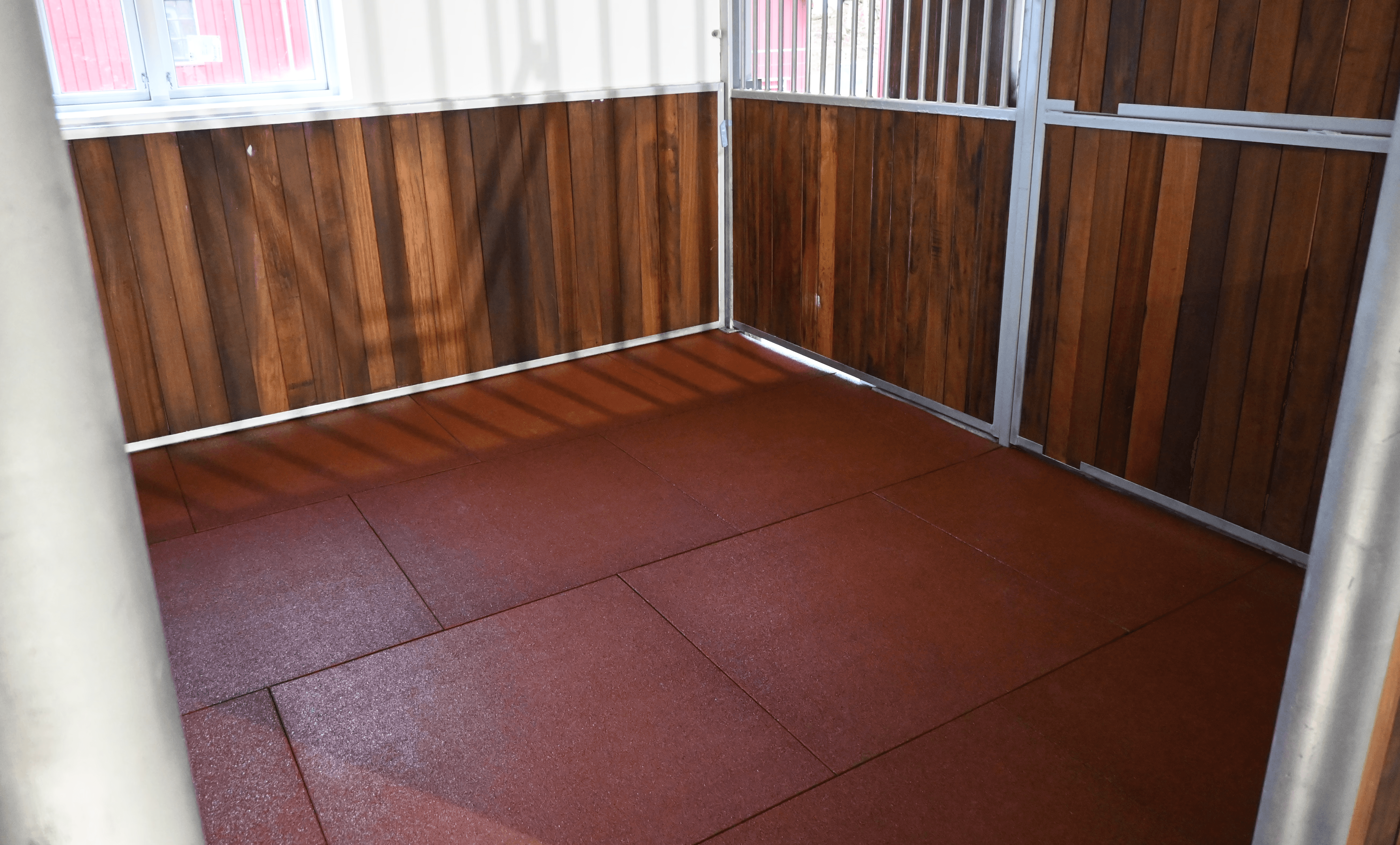 softdek gummigulv i stall