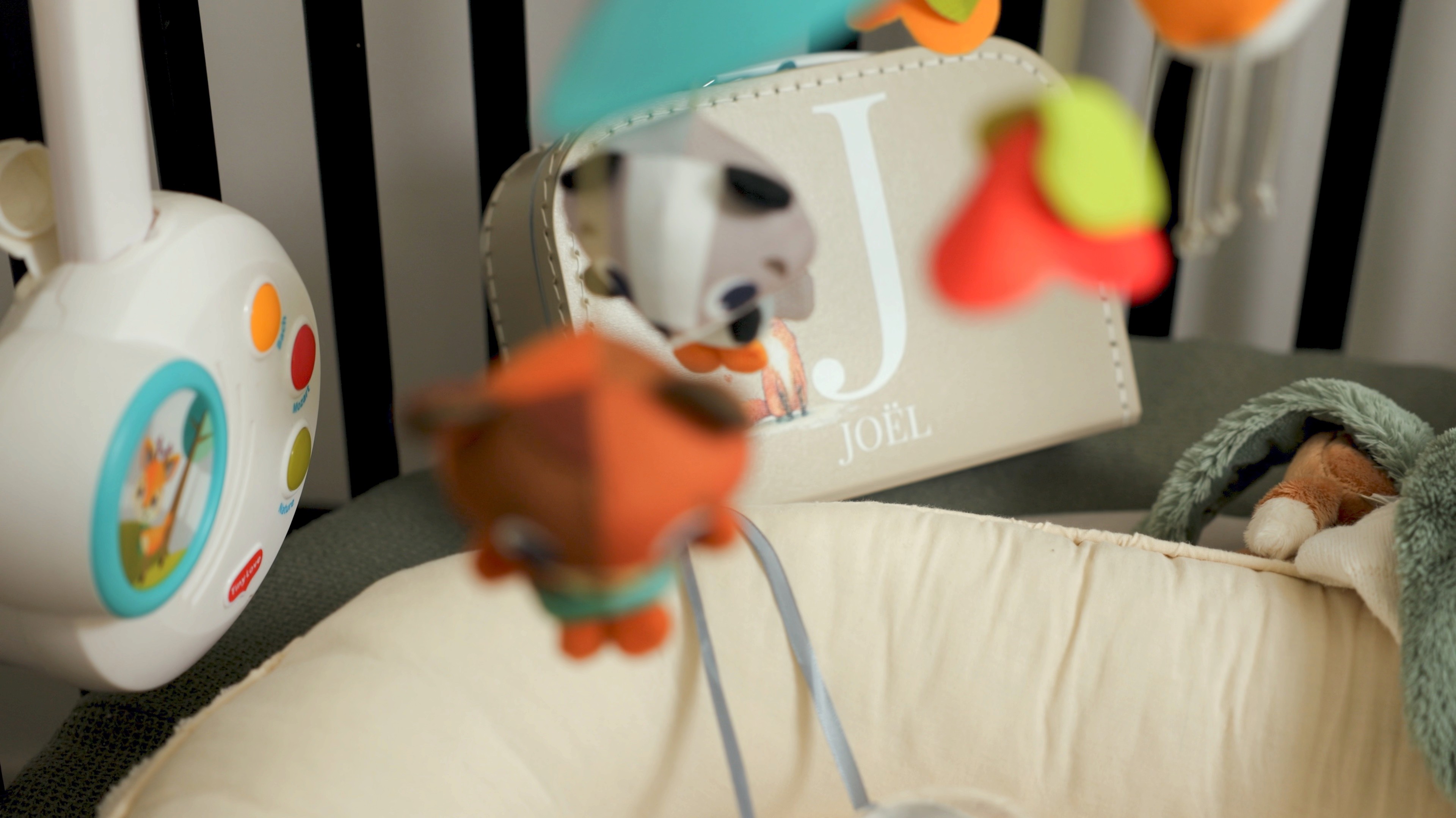 Kraamzorglocatie met babybedje en speelgoed, vastgelegd tijdens productie fusievideo RST Kraamzorg