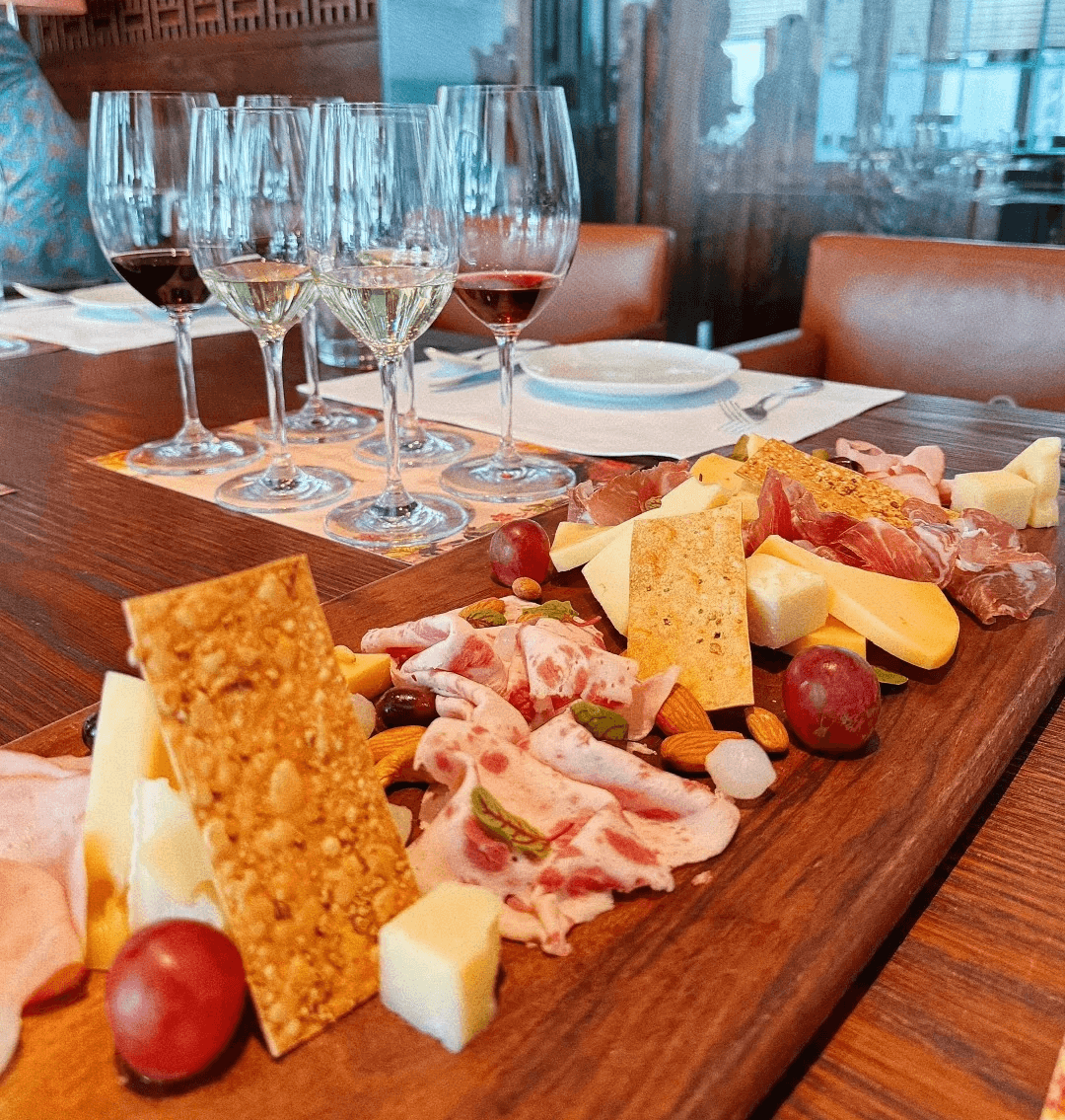 精緻私人會所冷盤芝士拼盤配多款紅白餐酒，適合商務聚會及派對活動。