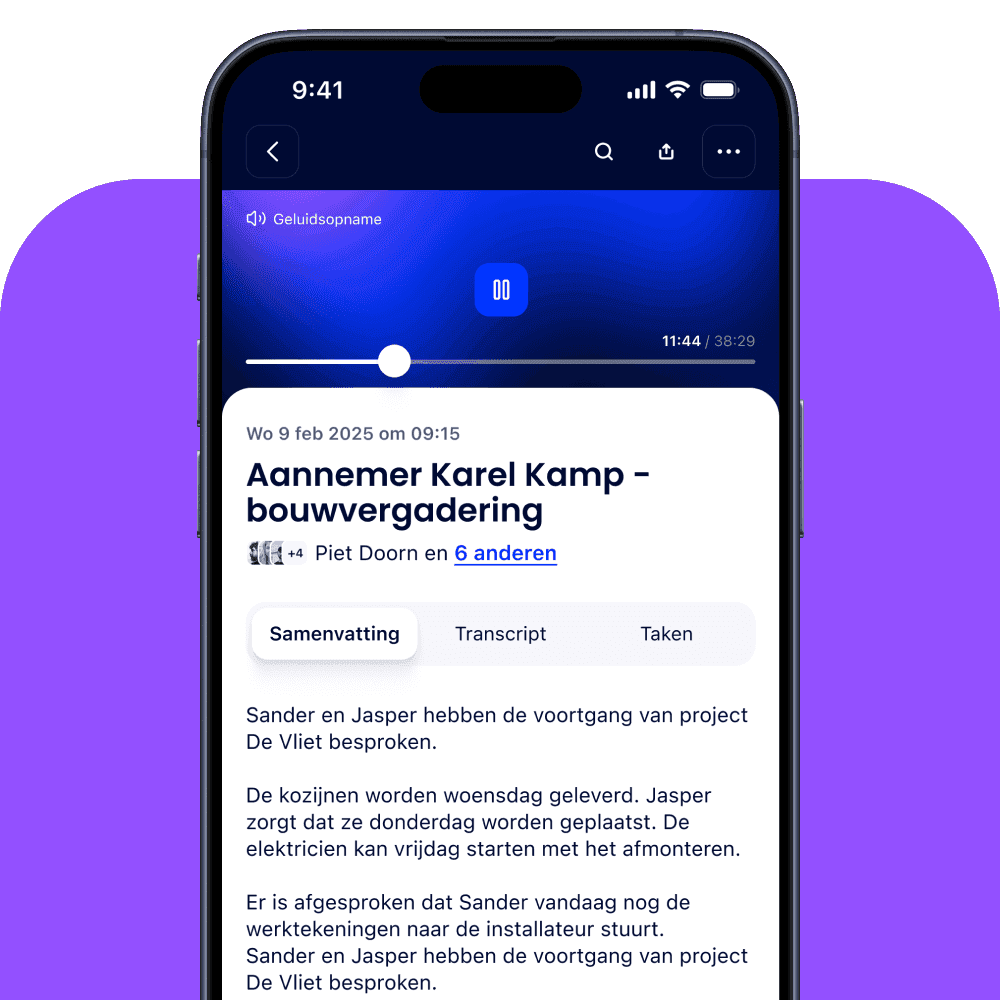 Productbeeld van Woub met een gedateerd bouwvergaderingsverslag, onderwerp en de tabbladen Samenvatting, Transcript en Taken.
