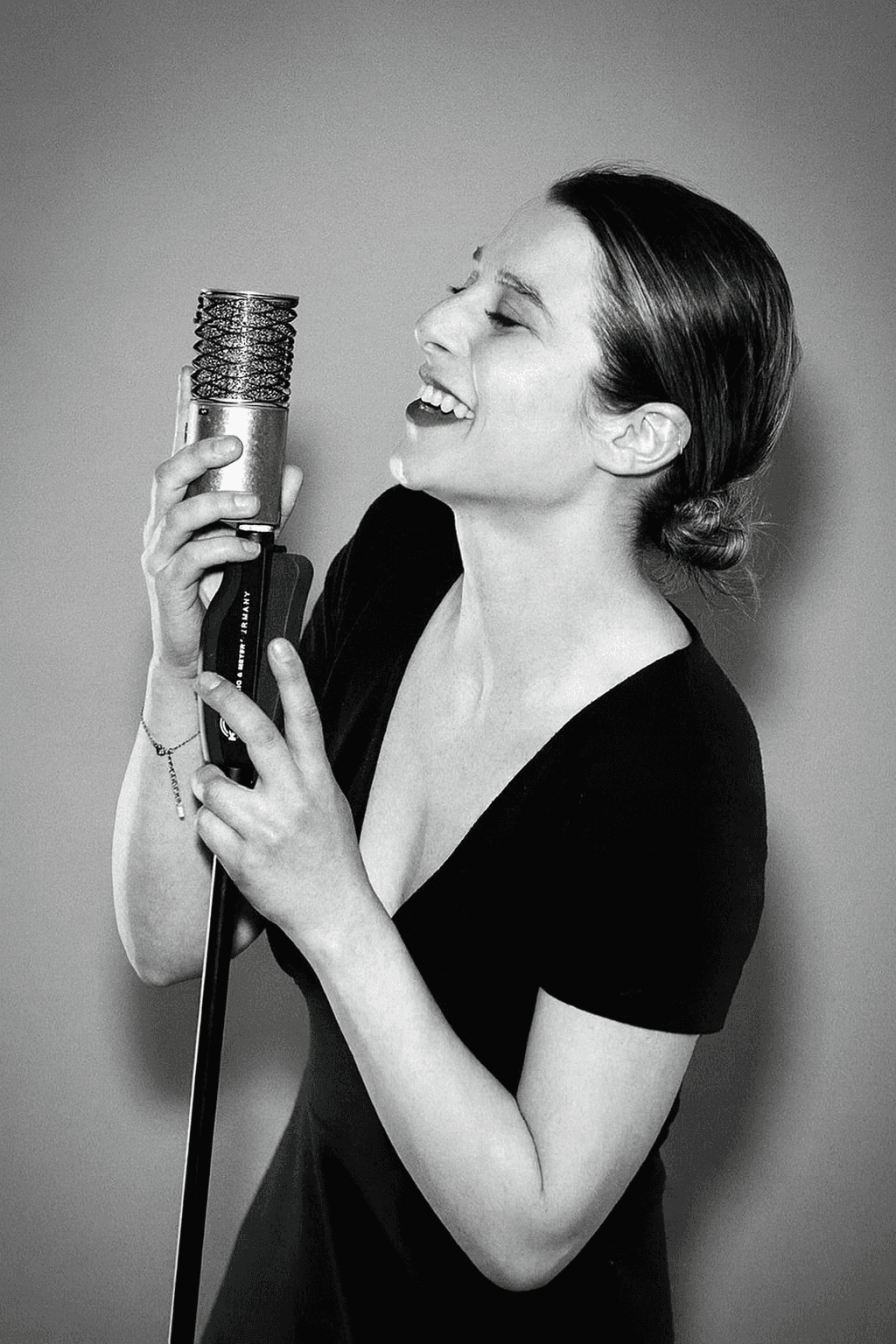 Portrait de Kim, chanteuse du groupe Montcoeur, en prestation live