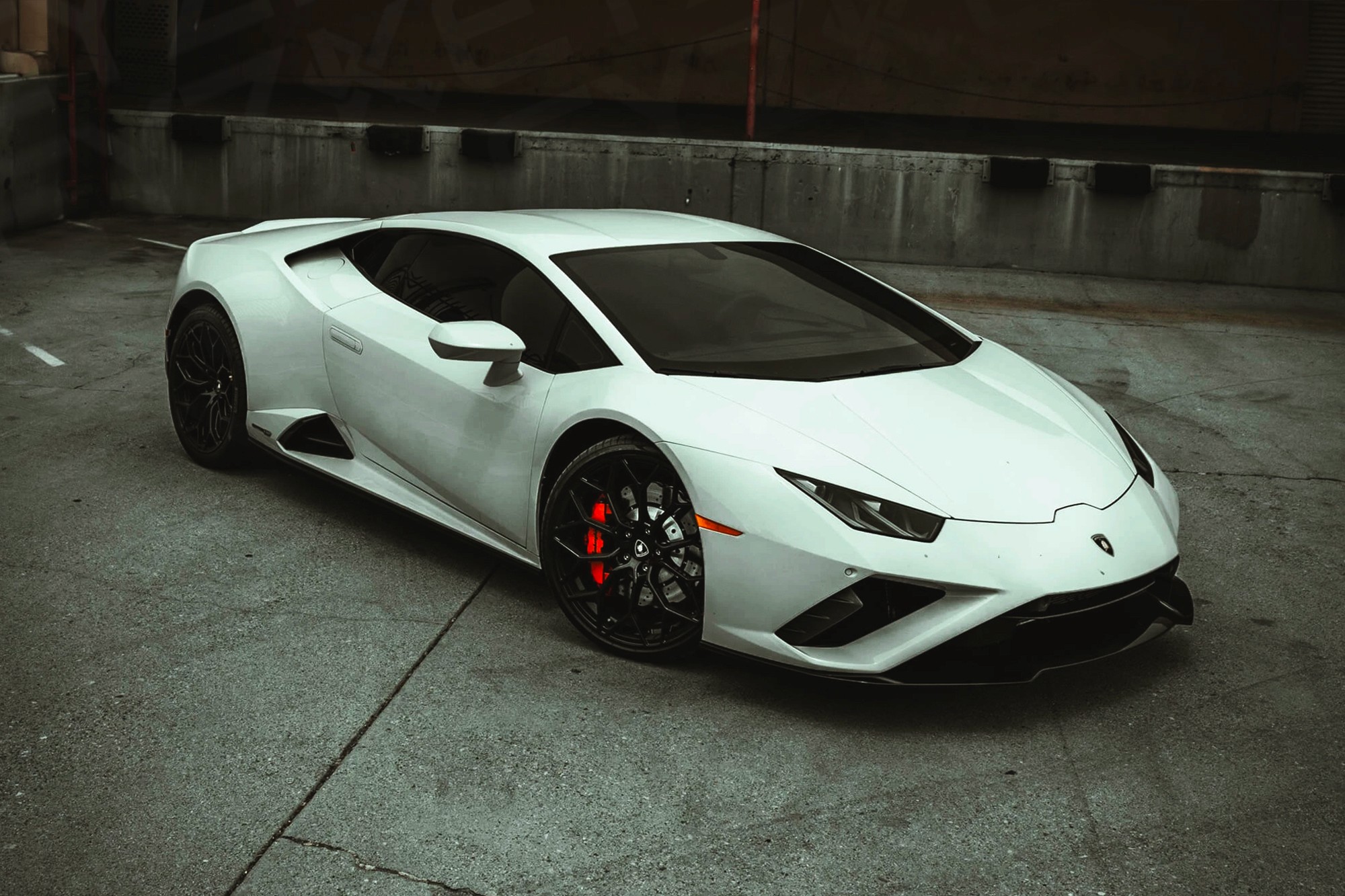 Vue extérieure Lamborghini Huracan EVO Blanc – Location Supercar à Dubaï | Keyz Rent