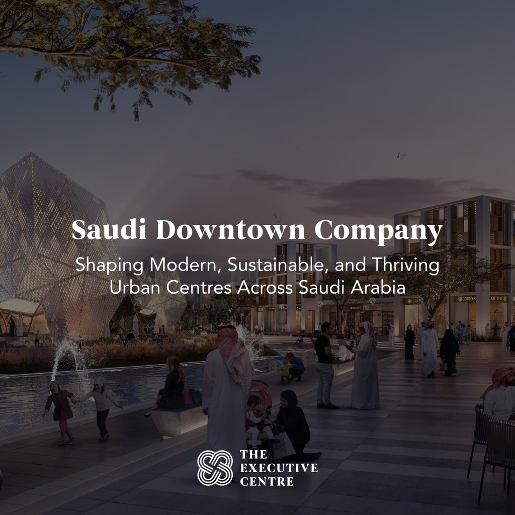 ساحة معاصرة في السعودية وقت الغروب، تبرز الهندسة المعمارية الحديثة مع مساحات خضراء، ونص يوضح جهود الاستدامة والتنمية الحضرية المستدامة في مدن المملكة العربية السعودية.