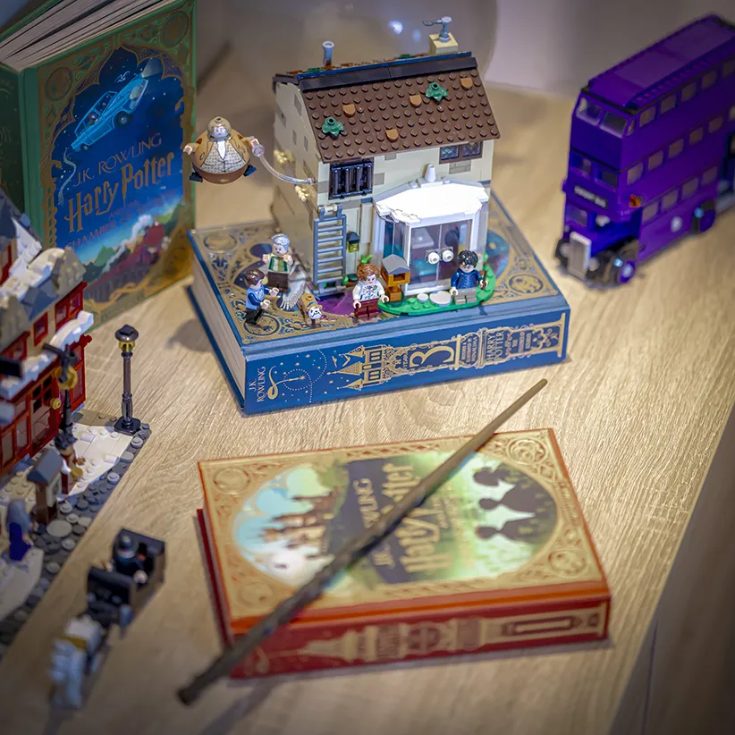 Modeller med landsbyen Galtvang, Fnattbussen og ulike scener utstilt sammen med Harry Potter-bøker