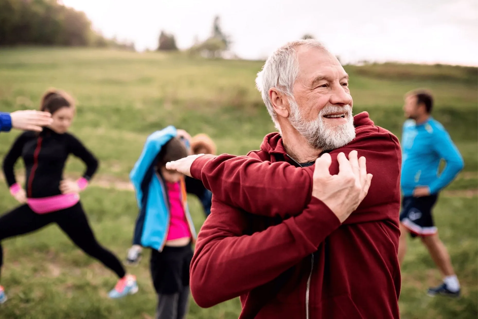 senior-homme-etirement-avant-activite-physique-min