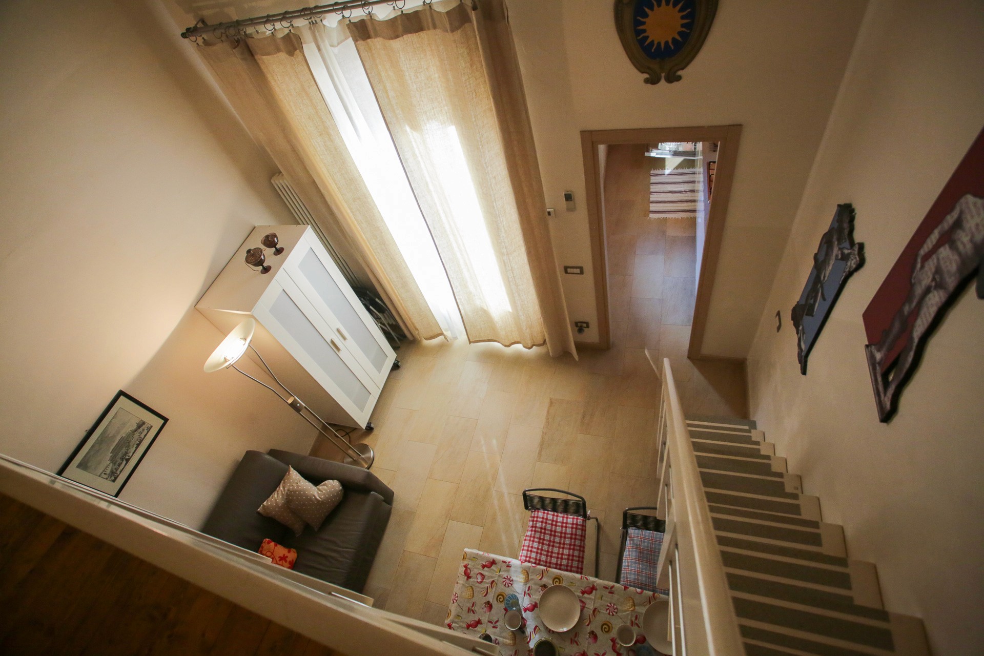 Immagine panoramica del salotto con vista dall'alto 