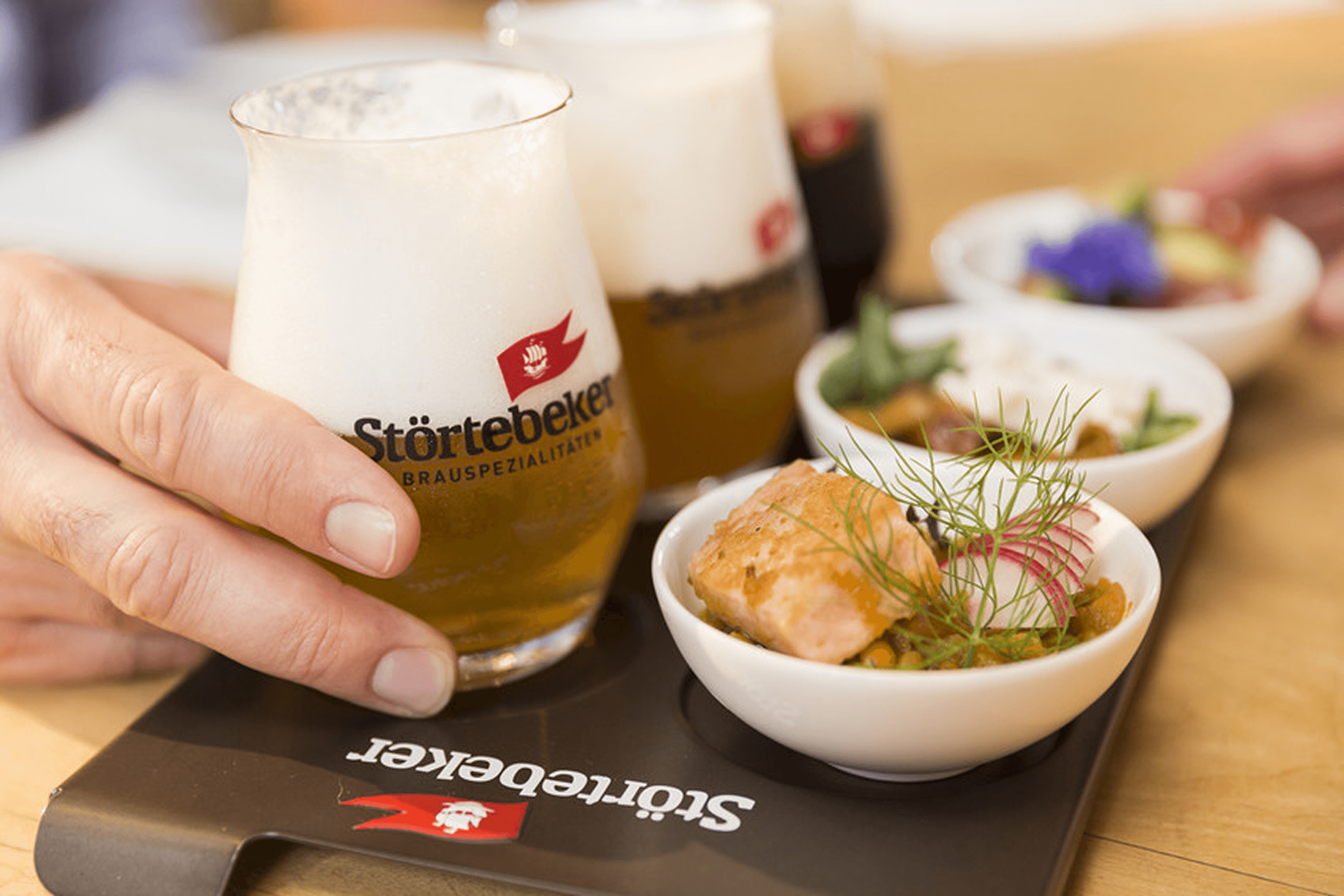 Beer and appetizers on a Störtebeker tray