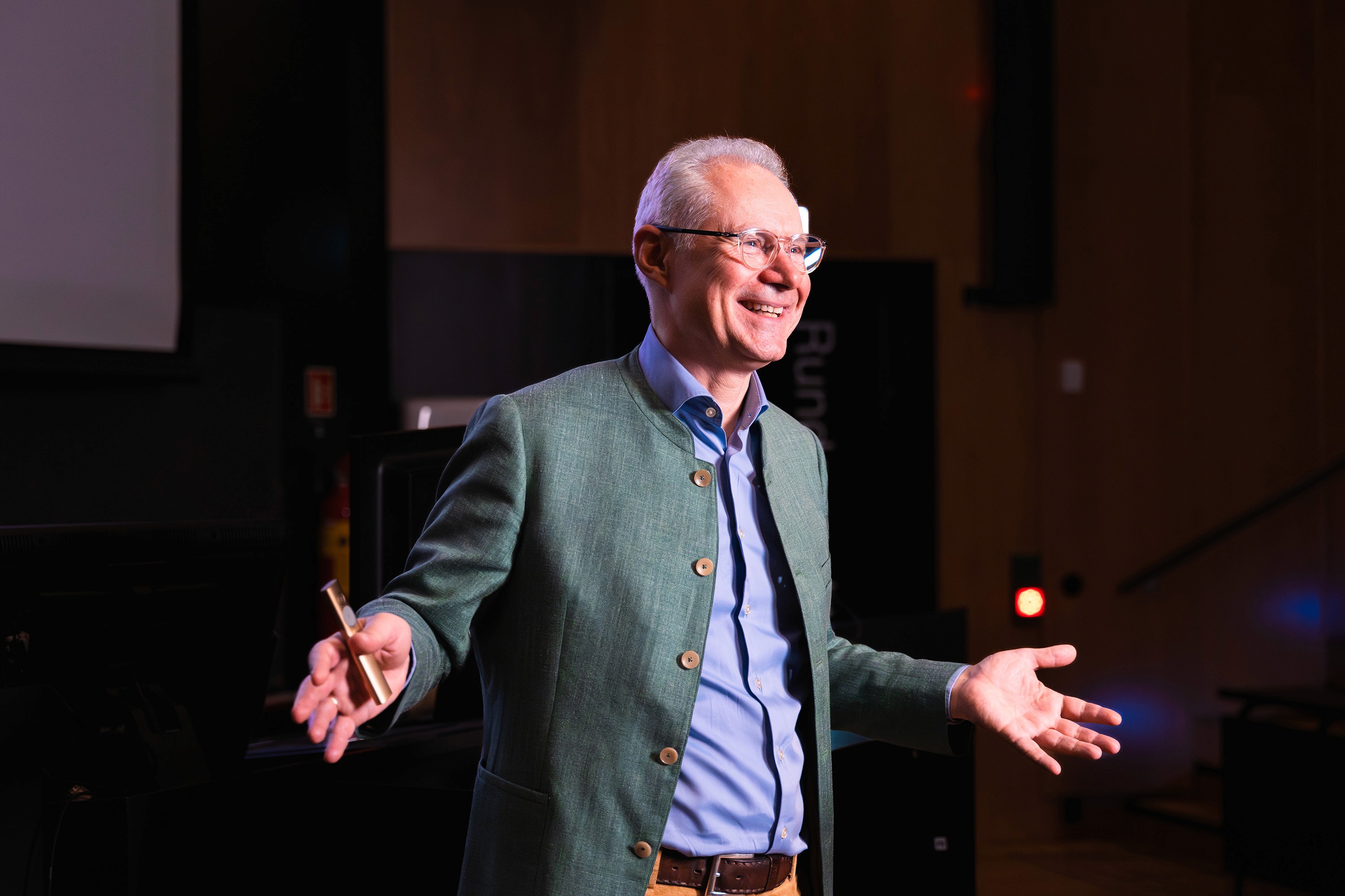 Henrik Skjerven formidler kunnskap om protetisk tannbehandling under faglig presentasjon