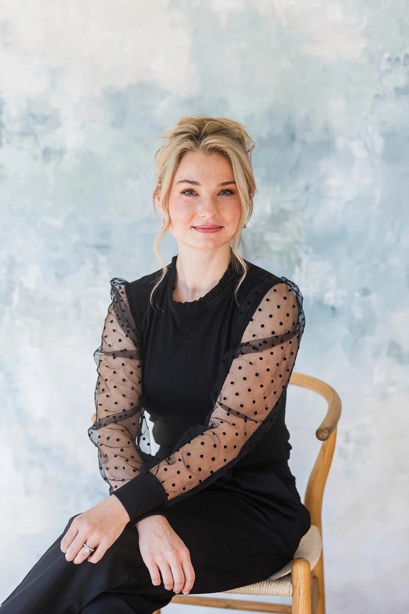 Headshot of Rebecca Musayev, a Nashville Tennessee luxury wedding and portrait photographer.