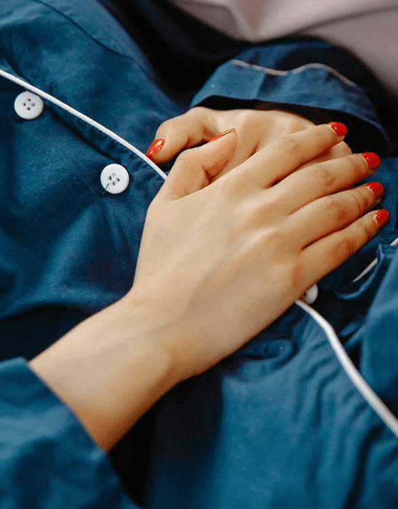 Illustration of the follicular phase with rising estrogen, improving digestion, increasing motivation, and foods like lean proteins, veggies, sprouts, fermented foods