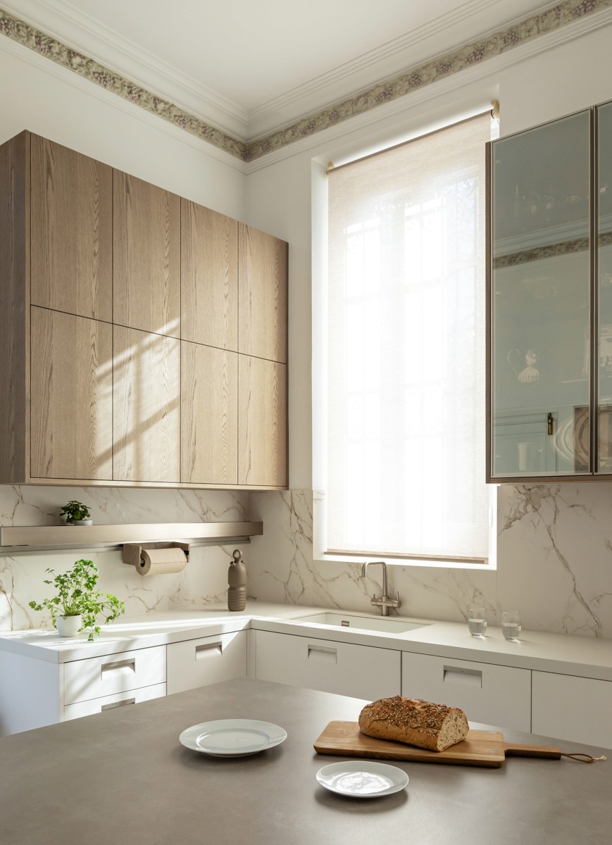 Cocina Arclinea con acabados en mármol y madera de alta gama