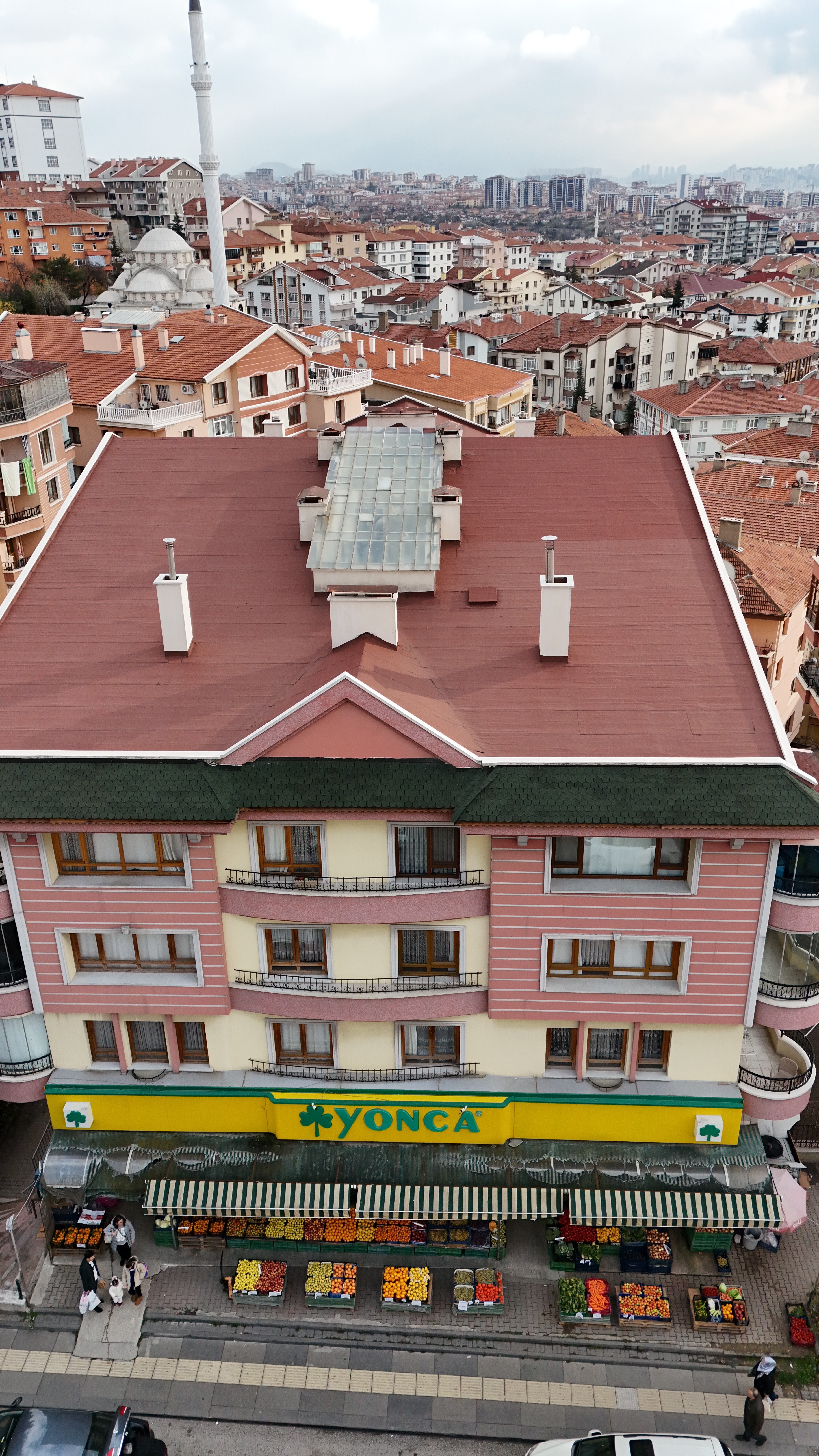 Merkezi konumu ve ferah yapısıyla rahat ve keyifli bir alışveriş ortamı sunar.