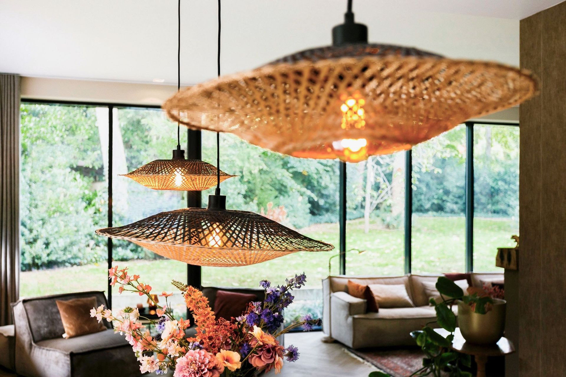 hanglampen rotan natuurlijk interieur bosvilla