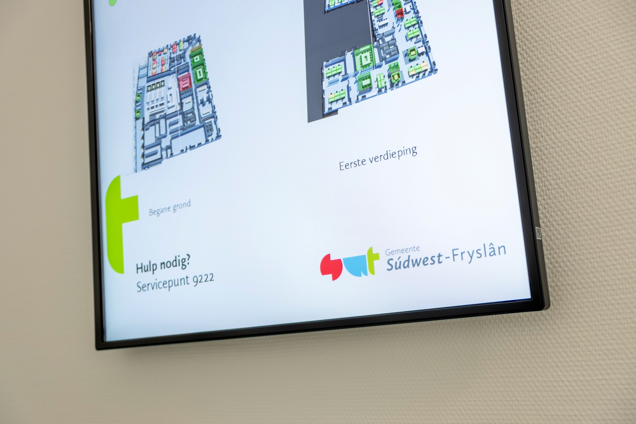 Municipal digital wayfinding screen displaying floor maps and service information for Gemeente Súdwest-Fryslân visitors.