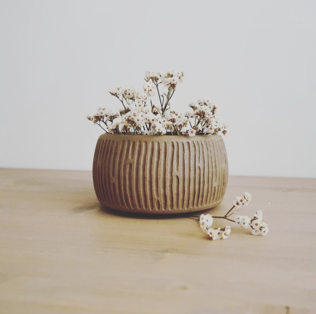 Bol cylindrique en grès brut sans émail, motifs verticaux gravés, argile apparente – céramiste Guérande