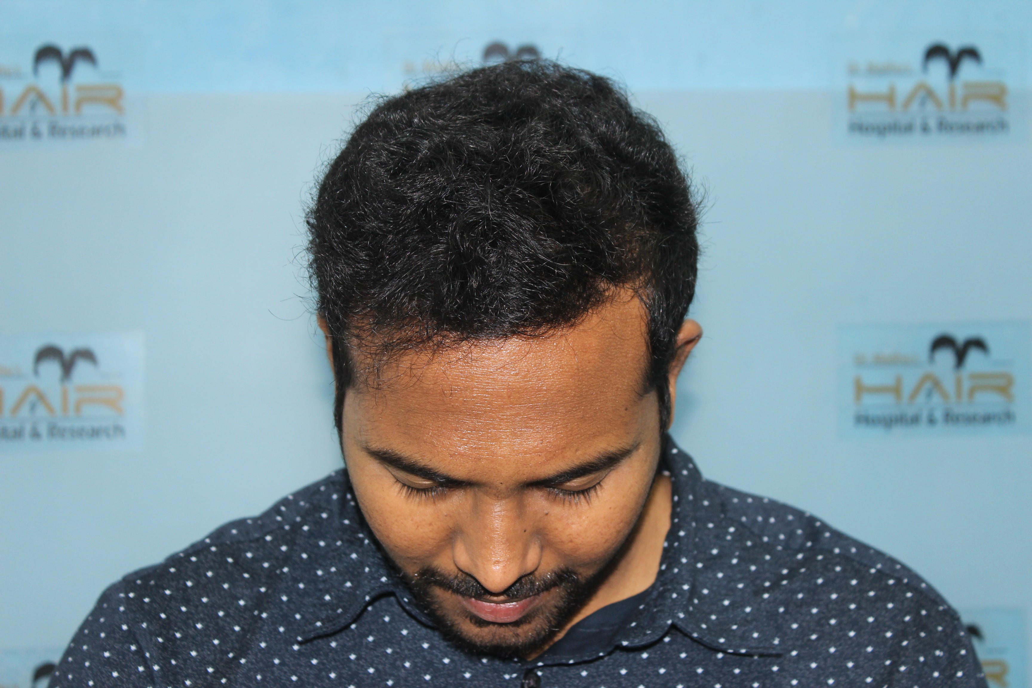 Smiling person in straw hat with daisy