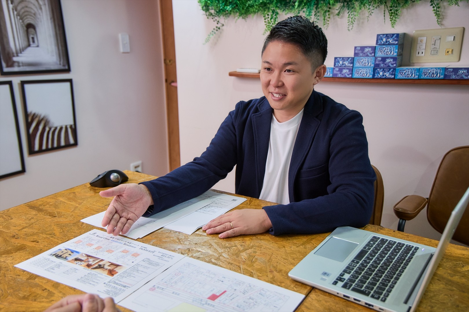 営業スタッフの接客の様子