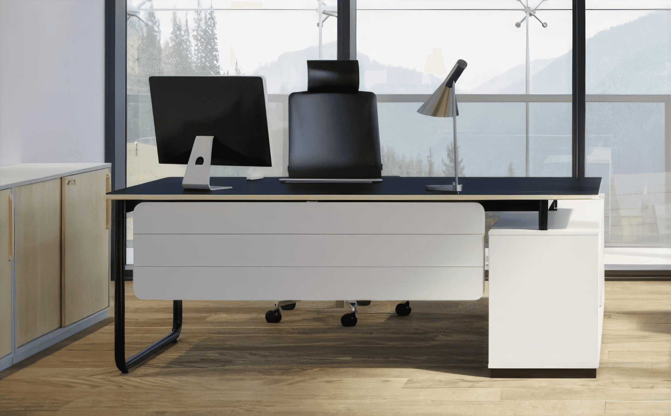 MW Interior - Moderner Einzelschreibtisch mit dunkelblauer Tischplatte, schwarzem Kufengestell, Lederchefsessel und Bergpanorama-Verglasung im Hintergrund" Beschreibung: Reduzierter, kraftvoller Einzelarbeitsplatz mit dunkelblauer Tischplatte, schwarzem Kufengestell und elegantem Lederchefsessel – das raumhohe Panoramafenster mit Bergblick macht diesen Arbeitsplatz zum besonderen Erlebnis.