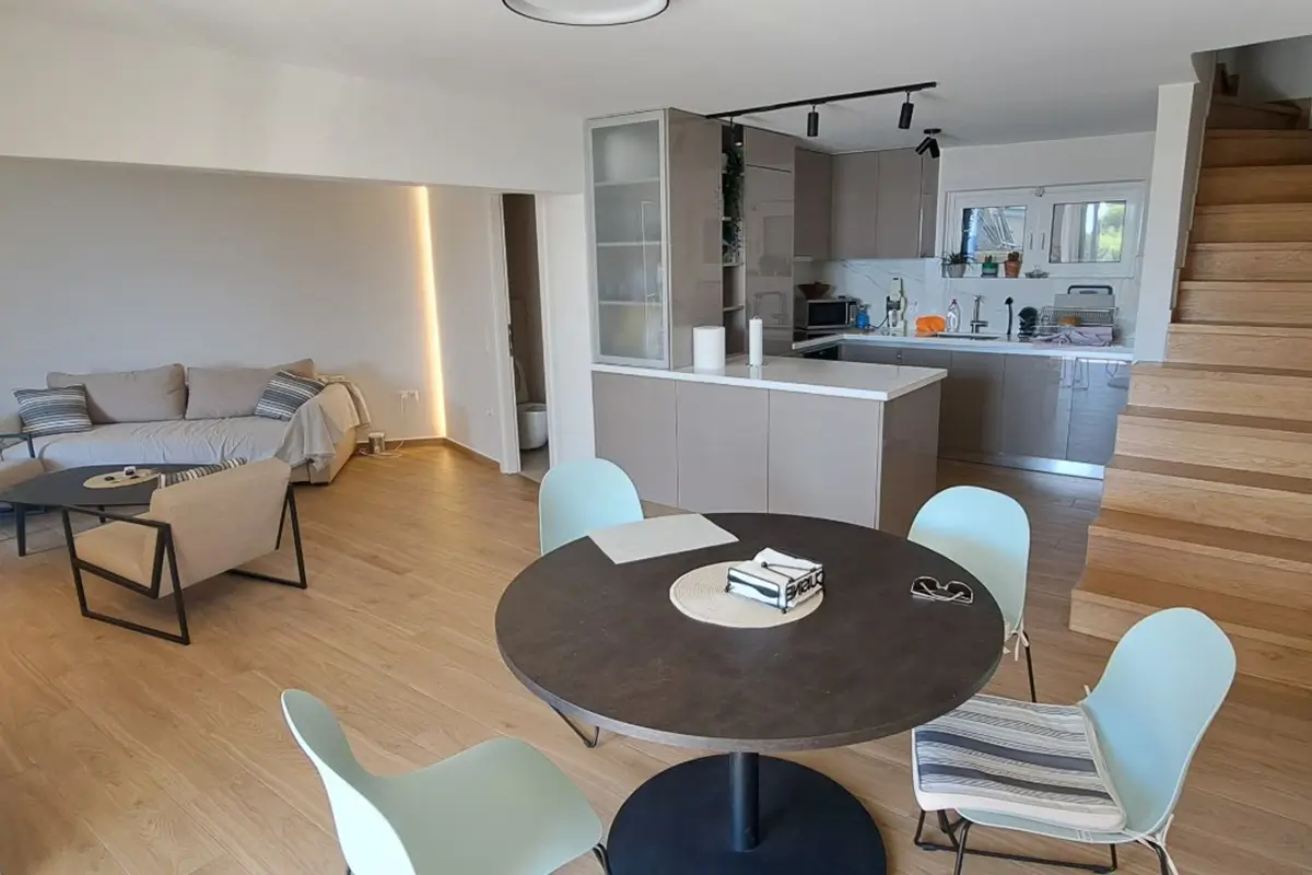 Ανακαίνιση μεζονέτας στο Σούνιο: Σύγχρονο σαλόνι, ενιαία κουζίνα και ξύλινη σκάλα από την Design Chama.