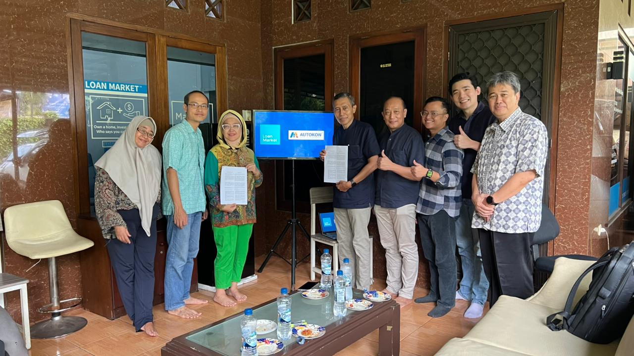 AutoKon team and Ibu Kiyoko Tri Safitri, Principal of Loan Market Adam Malik, at the partnership signing in Ciledug, South Tangerang, February 2026