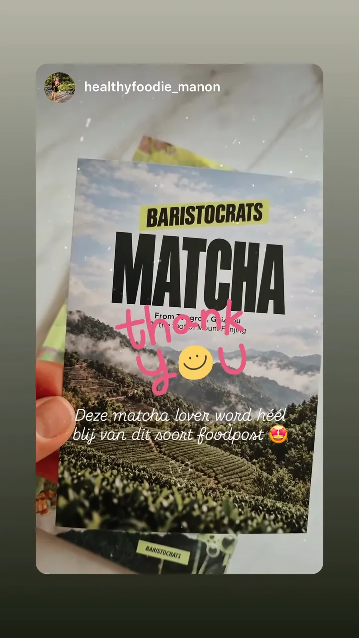 Healthyfoodie Manon draait de Baristocrats-matchaverpakking om en toont de voor- en achterkant.